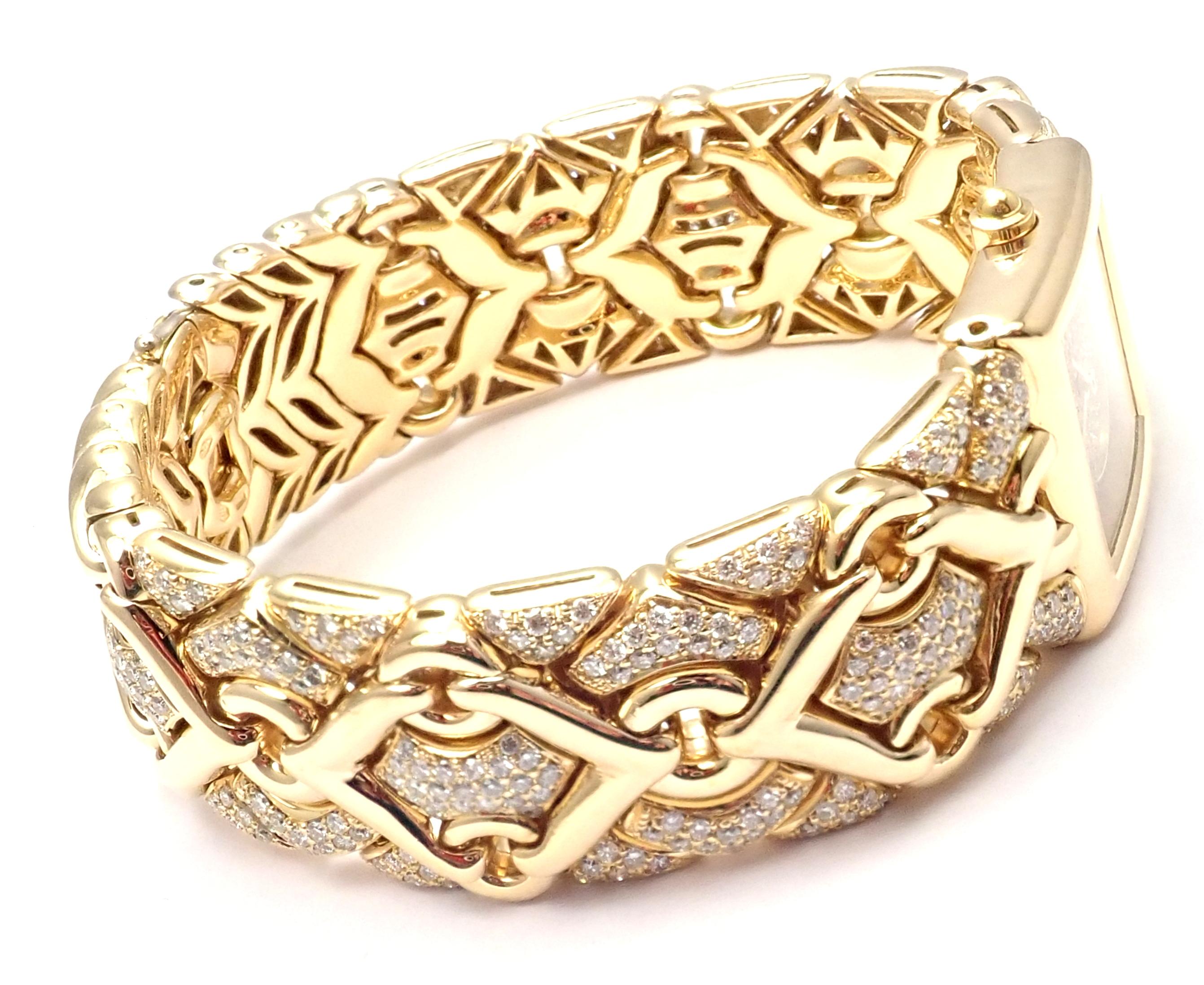 armbanduhr Trika mit Diamanten aus 18 Karat Gelbgold von Bulgari. 
Mit runden Diamanten im Brillantschliff VS1 Klarheit, G Farbe Gesamtgewicht ca. 15ct
Einzelheiten:
Marke: Bulgari
Gehäuse Abmessungen: 21 mm
Zifferblatt: Diamant-Zifferblatt mit
