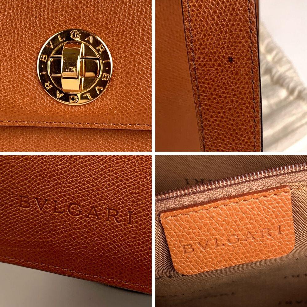 Bulgari Bvlgari 'Accordion' Umhängetasche aus hellbraunem Leder. Goldfarbene Metallbeschläge. Drehverschluss auf der Vorderseite. Einzelner flacher Schulterriemen... 3 Hauptfächer (mittleres Fach mit Reißverschluss). Unterschrift Futter. 1