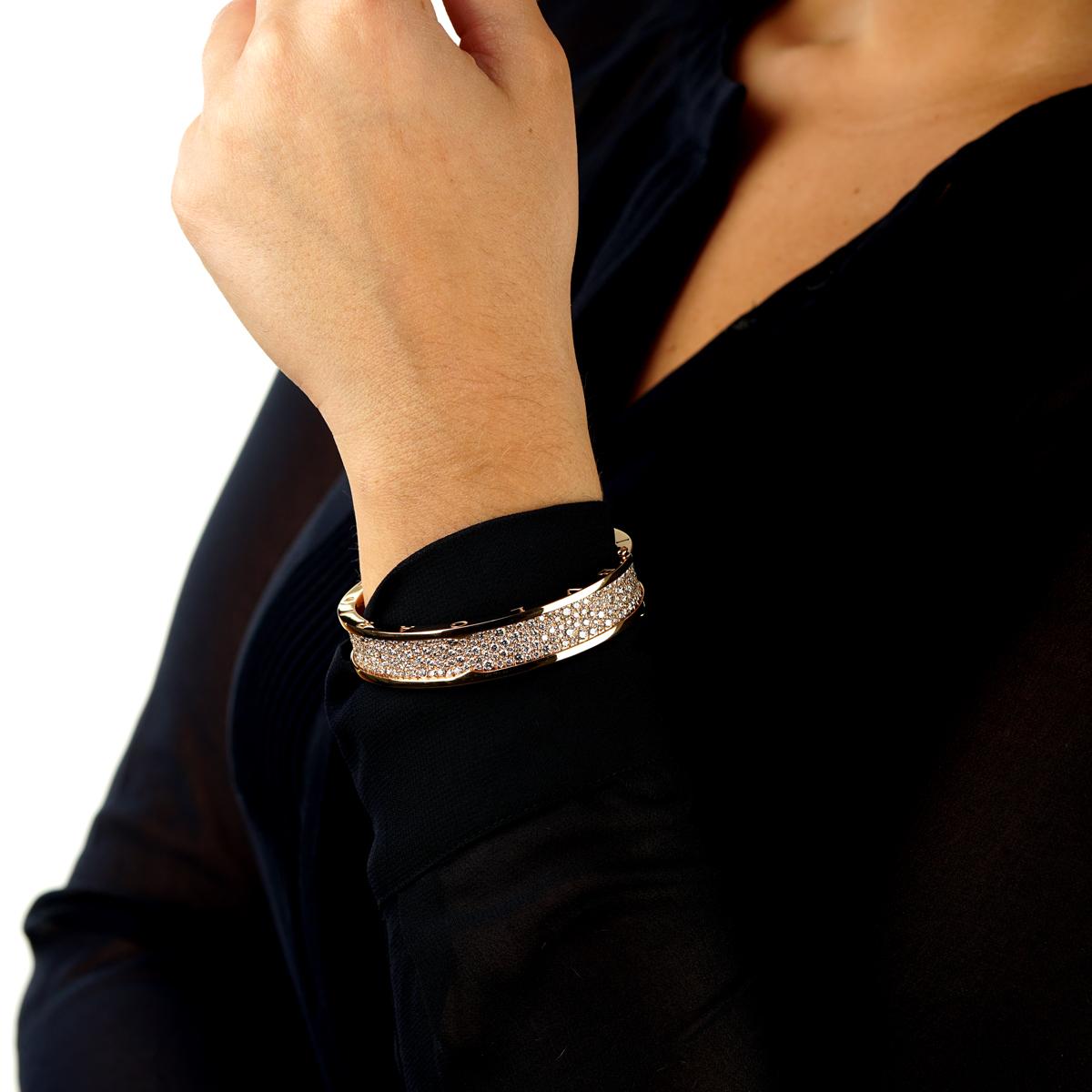 Un bracelet bangle Bulgari Bzero1 iconique orné de 9,52 ct de diamants ronds de taille brillante les plus fins. Le bracelet s'adapte aux poignets jusqu'à 6 1/2