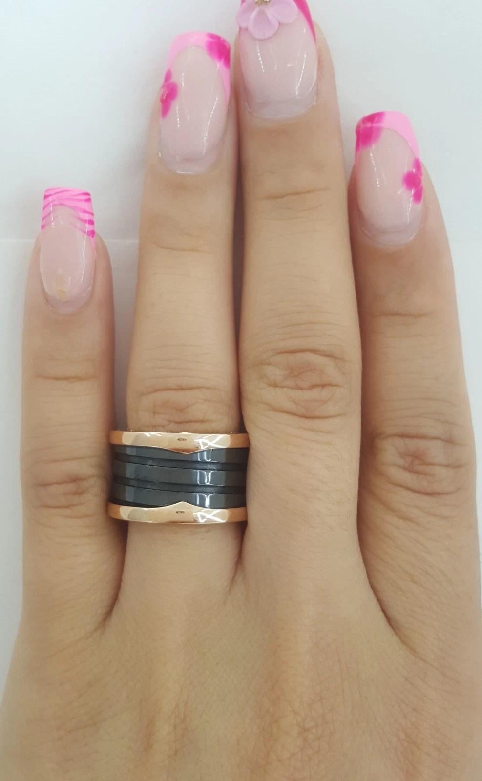 Lassen Sie sich von der kühnen Eleganz des charakteristischen Rings B.Zero1 von Bulgari verzaubern. Dieses auffällige Vierband-Design kombiniert polierte 18-karätige Roségoldränder mit drei gewellten Bändern aus glänzend schwarzer Hightech-Keramik.