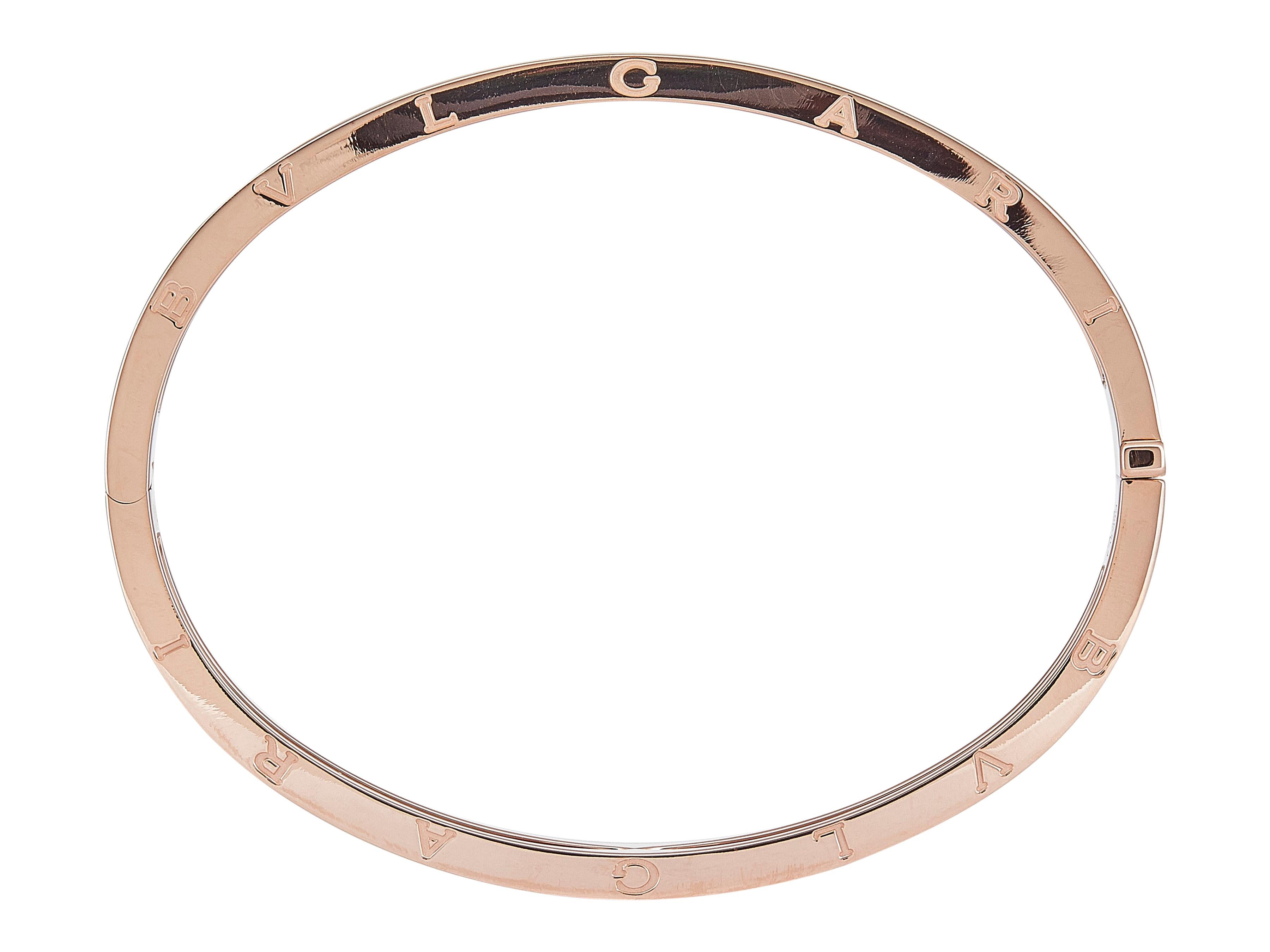 La pulsera:
Un brazalete Bulgari B.zero1 de oro rosa de dieciocho quilates.

La pulsera está en excelente estado, con sólo unos pequeños arañazos propios del uso normal. La pulsera se ha pulido ligeramente.

Acompañado de ...
Caja