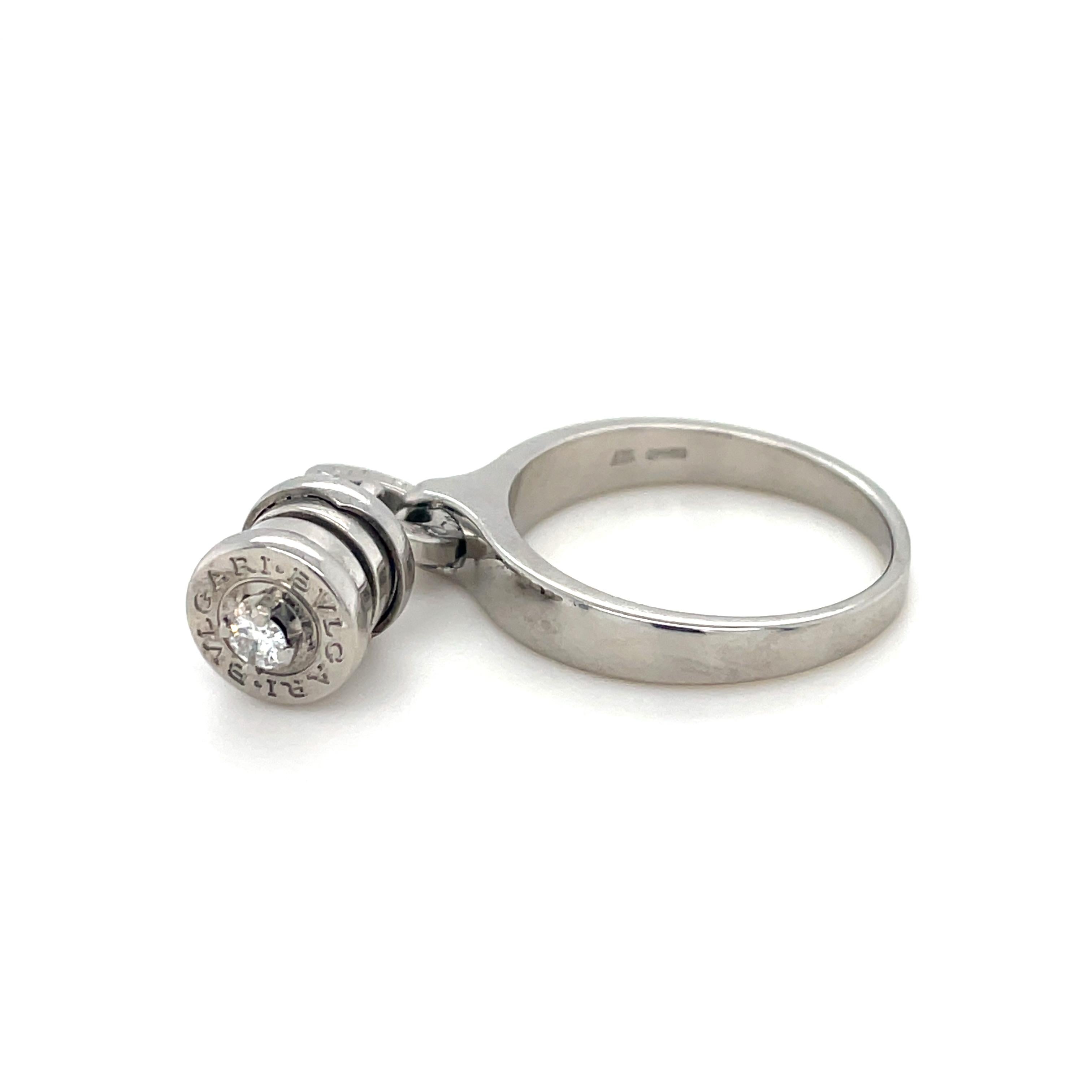 Dalla classica Collezione B.zero1, questo anello contiene un cerchio Bulgari inciso che sospende un ciondolo con un diamante rotondo taglio brillante. 

Misura dell'anello: 7 1/4
Timbro: BVLGARI 750 MADE IN ITALY 750 (marchio italiano di