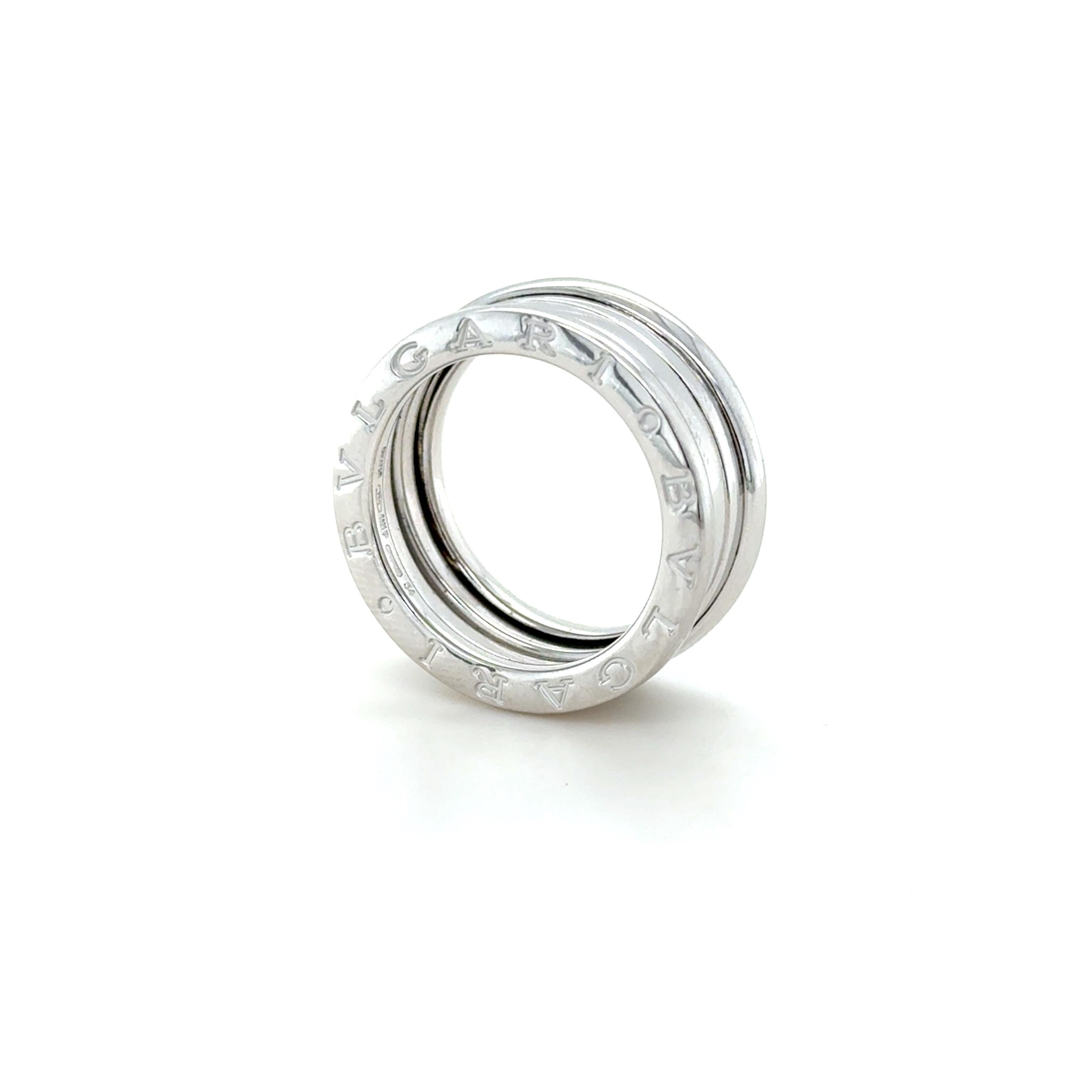 Dalla classica Collection B.zero1, questo anello contiene bordi incisi di Bulgari e un centro a spirale pieghevole.

Misura dell'anello: 7
Timbro: BVLGARI 750 MADE IN ITALY (marchio italiano di Bulgari) 54
Peso: 9.10 grammi