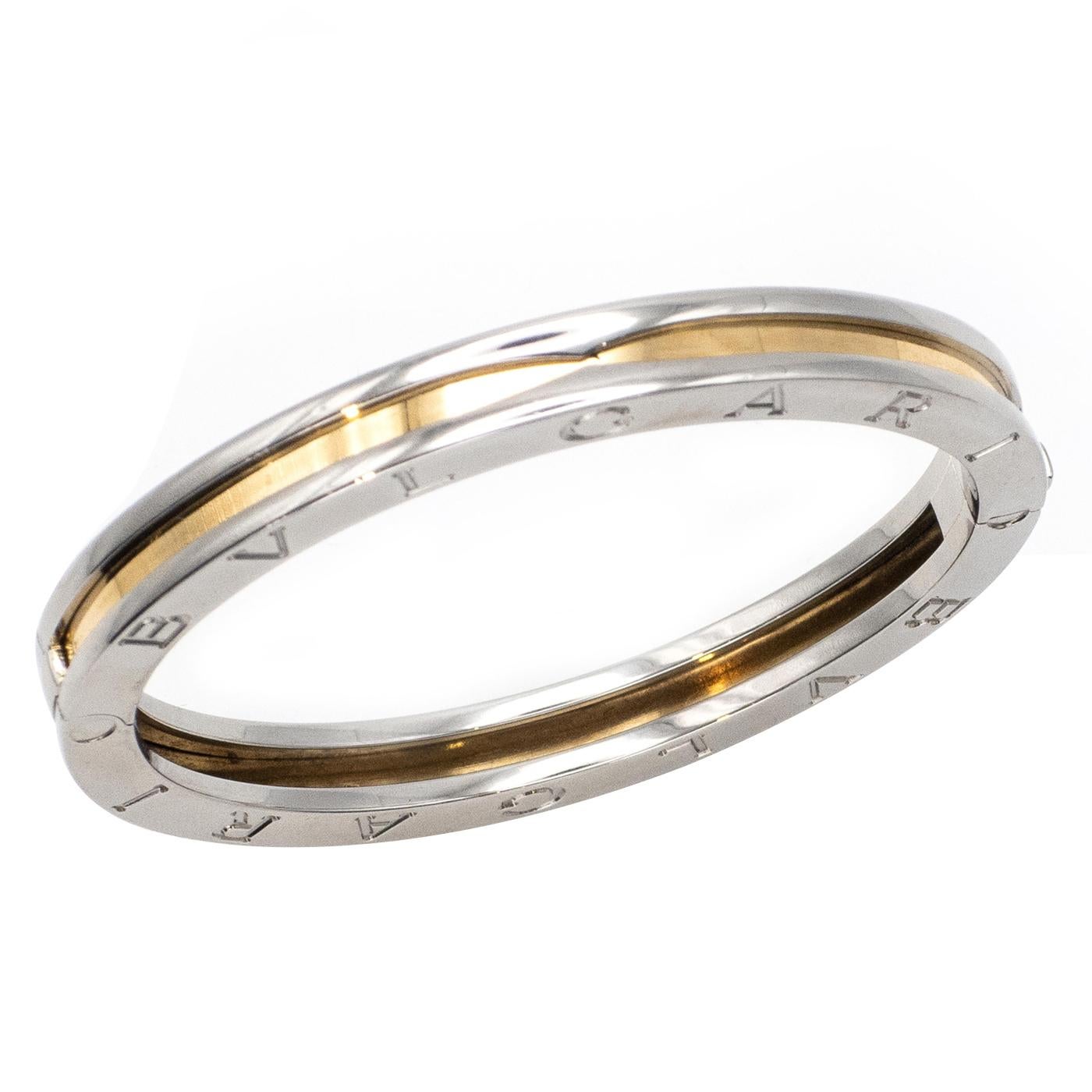 Bracelet à charnière en or jaune 18 carats et acier de la série B.Zero1 de Bulgari. Le bracelet façonné avec des bords en acier et de l'or jaune 18k entre les deux Bvlgari est gravé sur les côtés supérieur et inférieur.

Détails :
Marque :