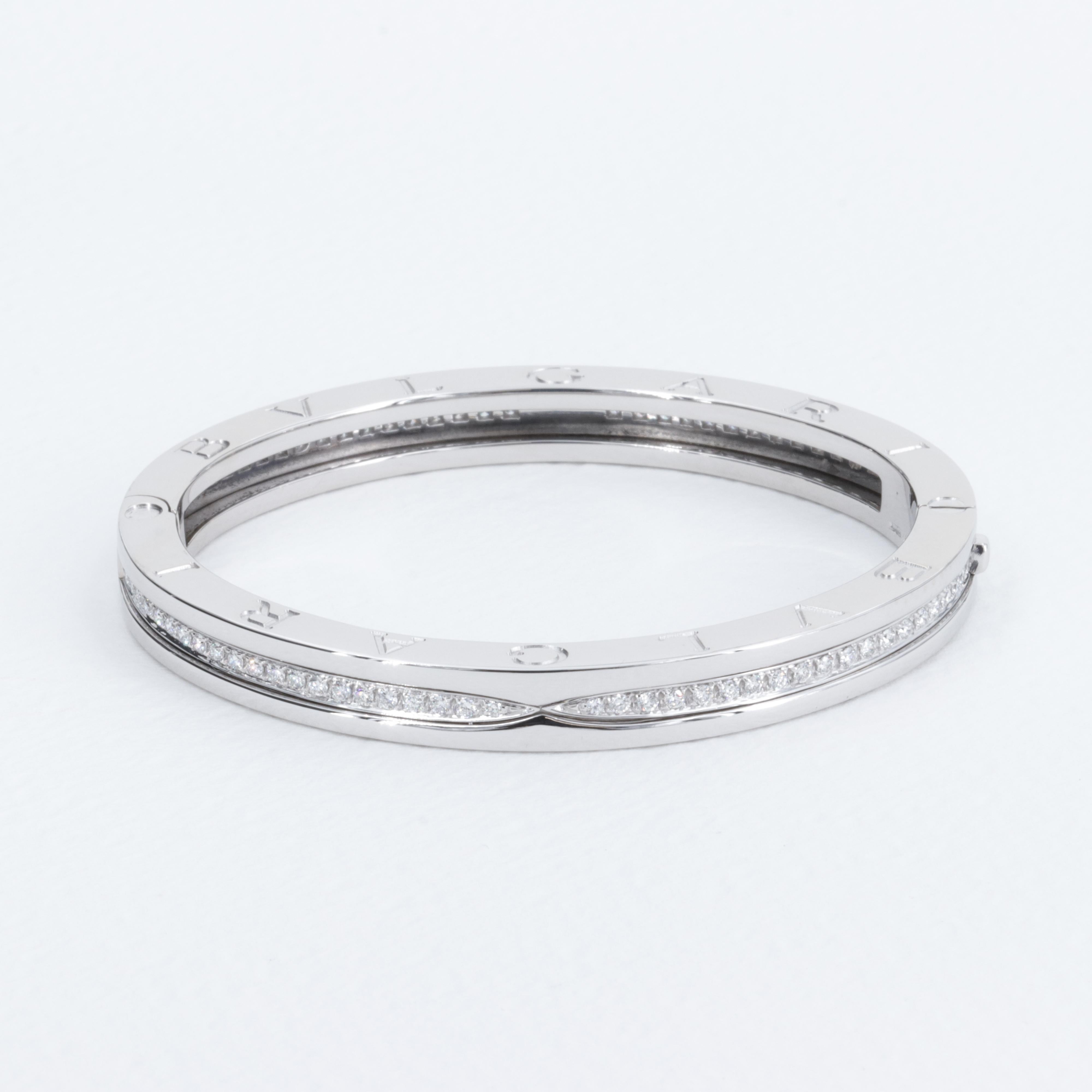 Modèle emblématique de Bvlgari, le bracelet Bzero.1 Bangle s'inspire du Colisée et constitue une ode à l'héritage italien de la célèbre maison de joaillerie. Serti de manière experte de diamants ronds de taille brillante, ce bracelet est un objet