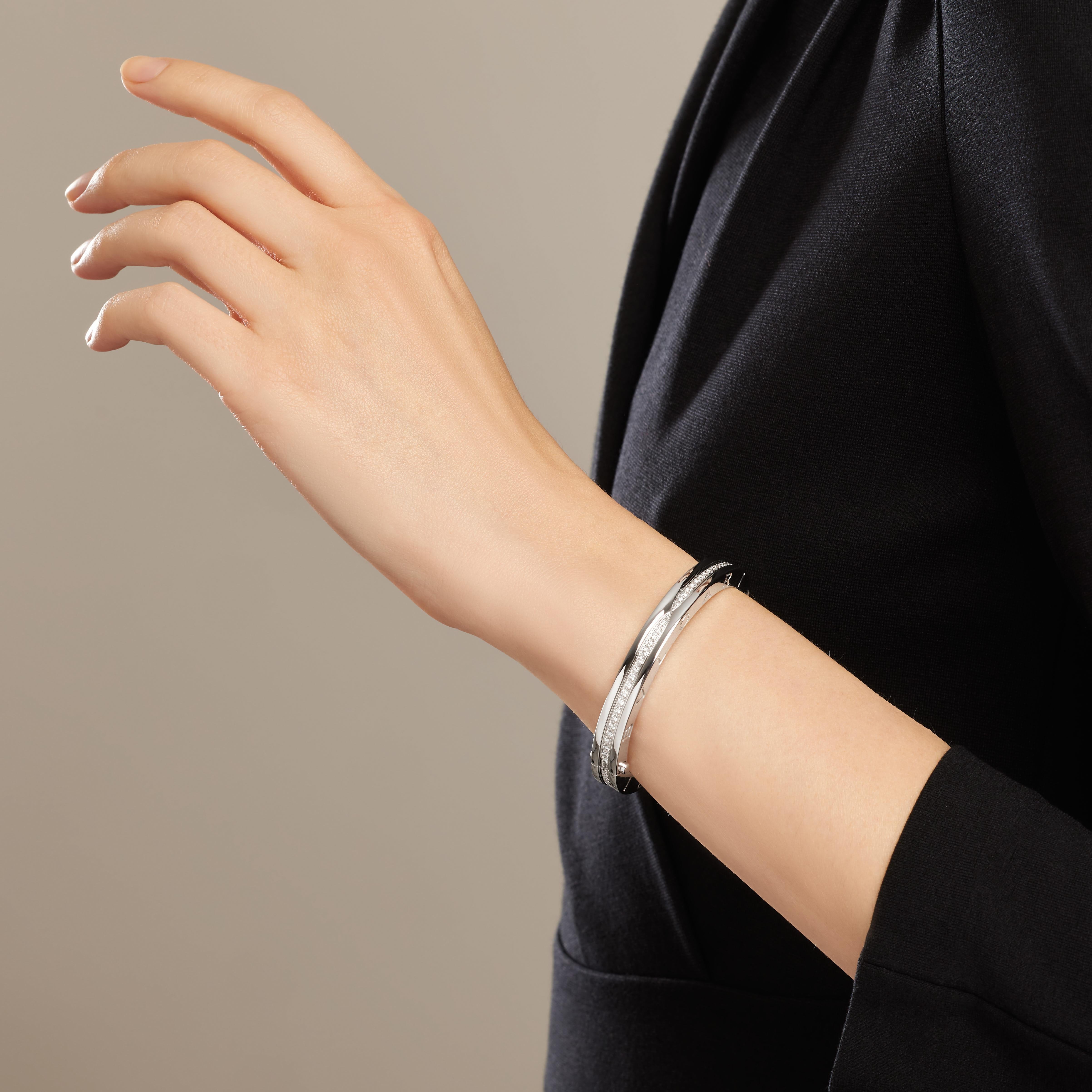 Bracciale bangle BVLGARI B.Zero1 in oro bianco 18 carati e diamanti. 
Prezzo originale: 19.100 euro.
Condizioni: come nuovo.
Dimensioni: piccole.
Circonferenza del polso: 6 pollici.
Larghezza: 0,7 cm.
Spessore: 0,45 cm.
Peso del diamante: 1,27