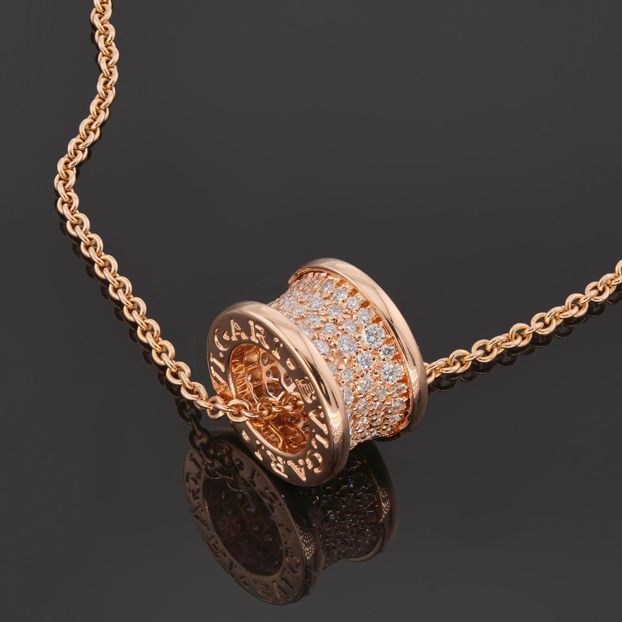 Ce magnifique collier de la collection iconique B.zero1 de Bulgari est réalisé en or rose 18 carats et rehaussé d'un pendentif portant l'inscription BULGARI et serti de diamants ronds taille brillant d'un poids estimé à 0,90 carat. Fabriqué en