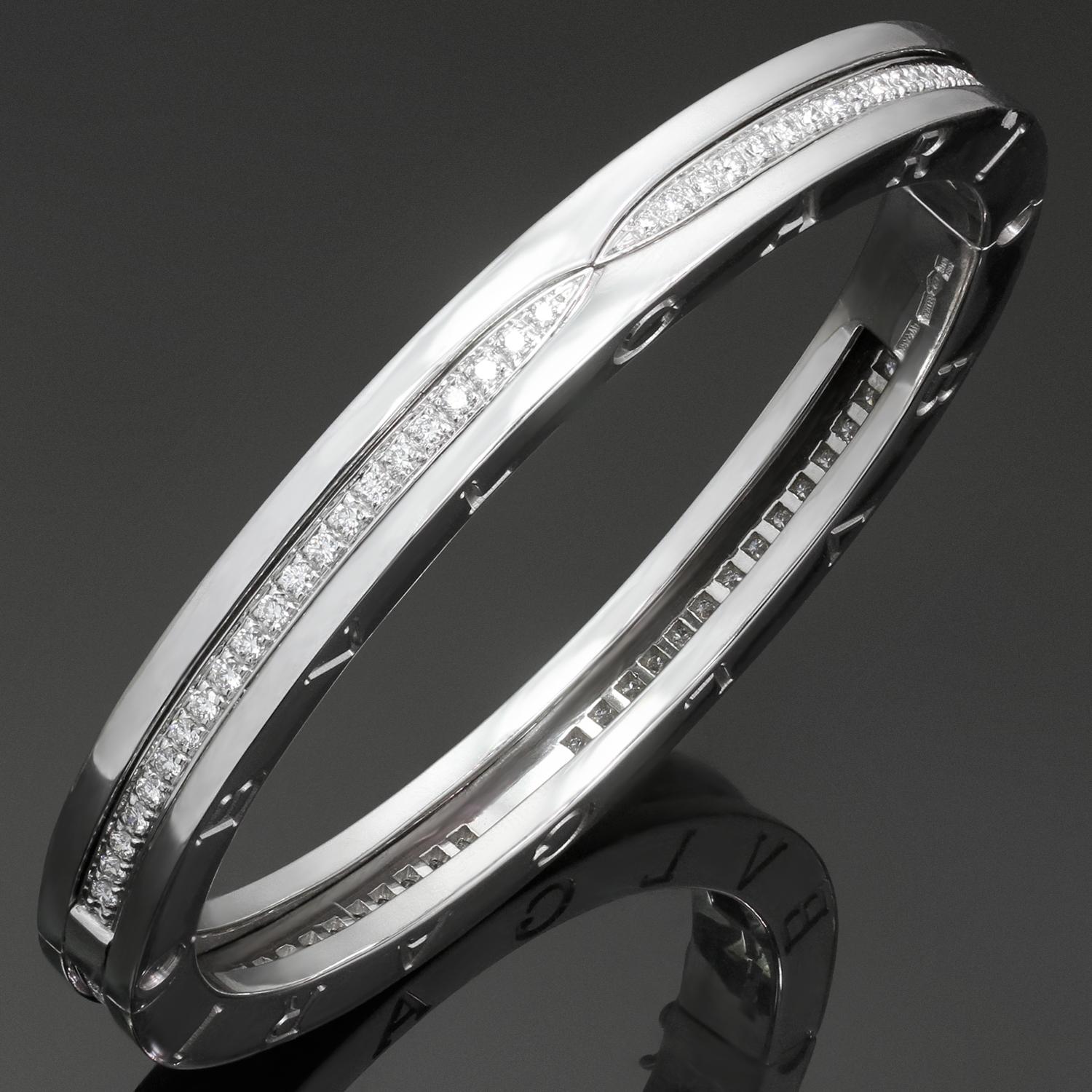 Ce fabuleux bracelet de la collection iconique B.zero1 de Bulgari est réalisé en or blanc 18 carats, gravé du logo Bulgari sur les deux côtés et serti de diamants ronds F-G VVS2-VS1 de taille brillant. Il s'agit du modèle moyen du bracelet. Fabriqué