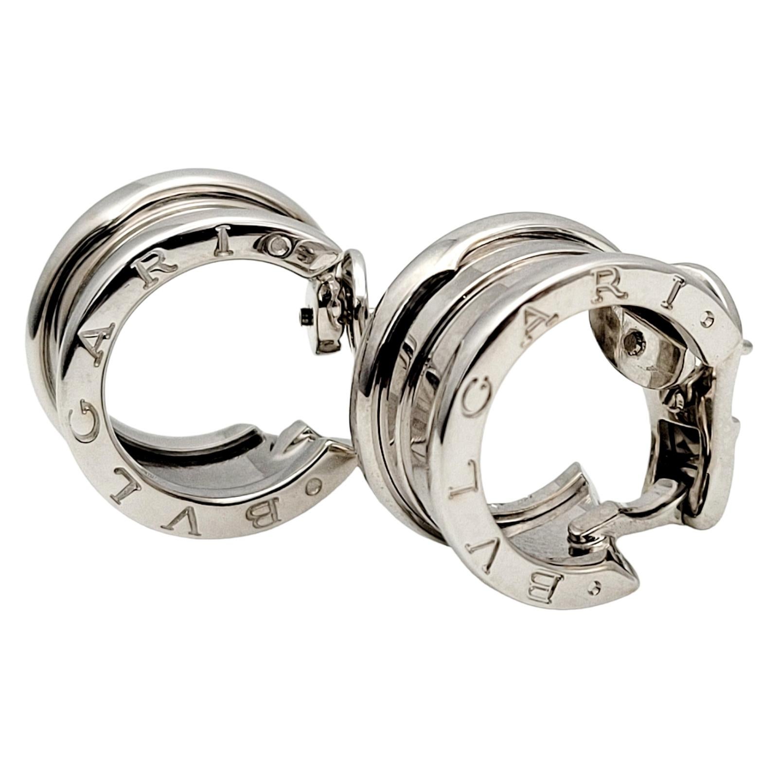 Erhöhen Sie Ihren Stil mit diesen exquisiten Bulgari B.ZERO1 Logo-Etched Small Hoop Earrings aus 18-karätigem Weißgold. Diese atemberaubenden Ohrringe werden in Italien gefertigt und zeigen das ikonische B.ZERO1-Design, das für Bulgaris