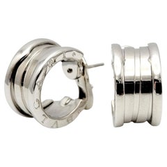 Bulgari B.Zero1, petites boucles d'oreilles en or blanc 18 carats avec logo gravé