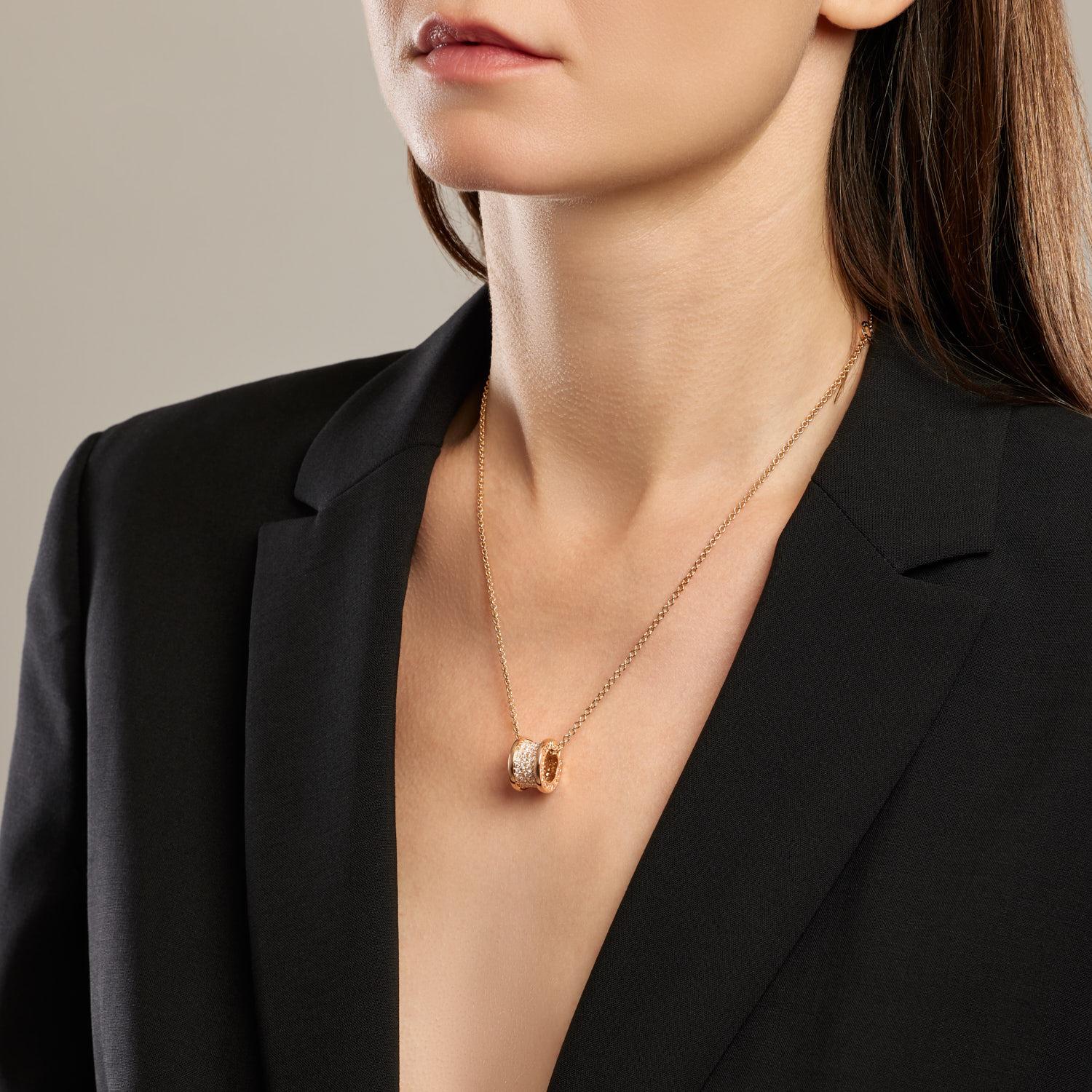 Collana B.Zero1 BVLGARI in oro rosa 18k e diamanti. 
Prezzo al dettaglio: 15.000 euro.
Condizioni: ottime condizioni. 
Lunghezza della catena: 38 - 41,5 - 45 cm.
Altezza del ciondolo: 1,5 cm.
Peso del diamante: 0,87 carati.
Peso totale: 14,75