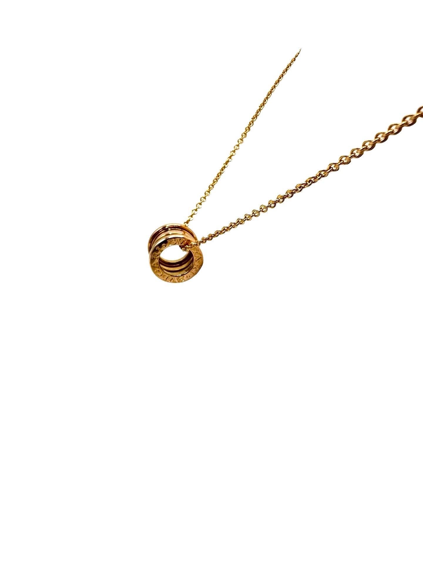 Ispirandosi all'anfiteatro più famoso del mondo, il Colosseo, B.zero1 è una dichiarazione innovativa della visione creativa di Bvlgari e una vera icona del design italiano. Sfidando l'essenza stessa dell'estetica dei gioielli, la sua caratteristica