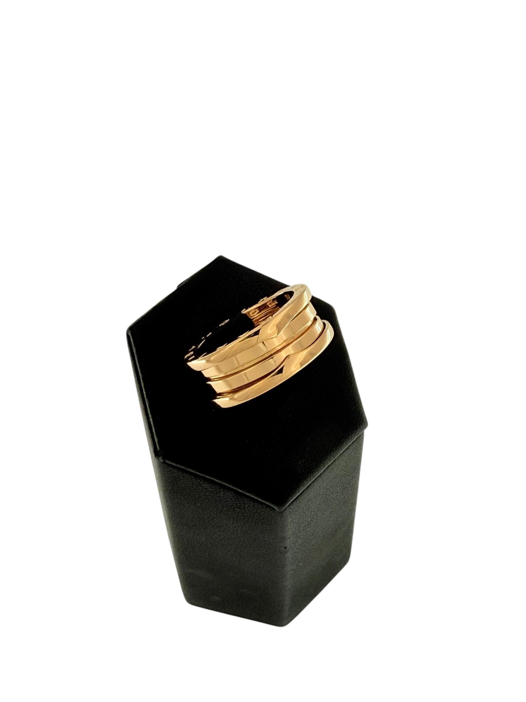 Ispirato al monumentale Colosseo, l'anello Bulgari B.Zero 1 in oro rosa 18 carati con 2 file è un gioiello straordinario e iconico del famoso marchio di lusso italiano Bulgari. Nota per i suoi design audaci e contemporanei, la collezione B.Zero 1 è