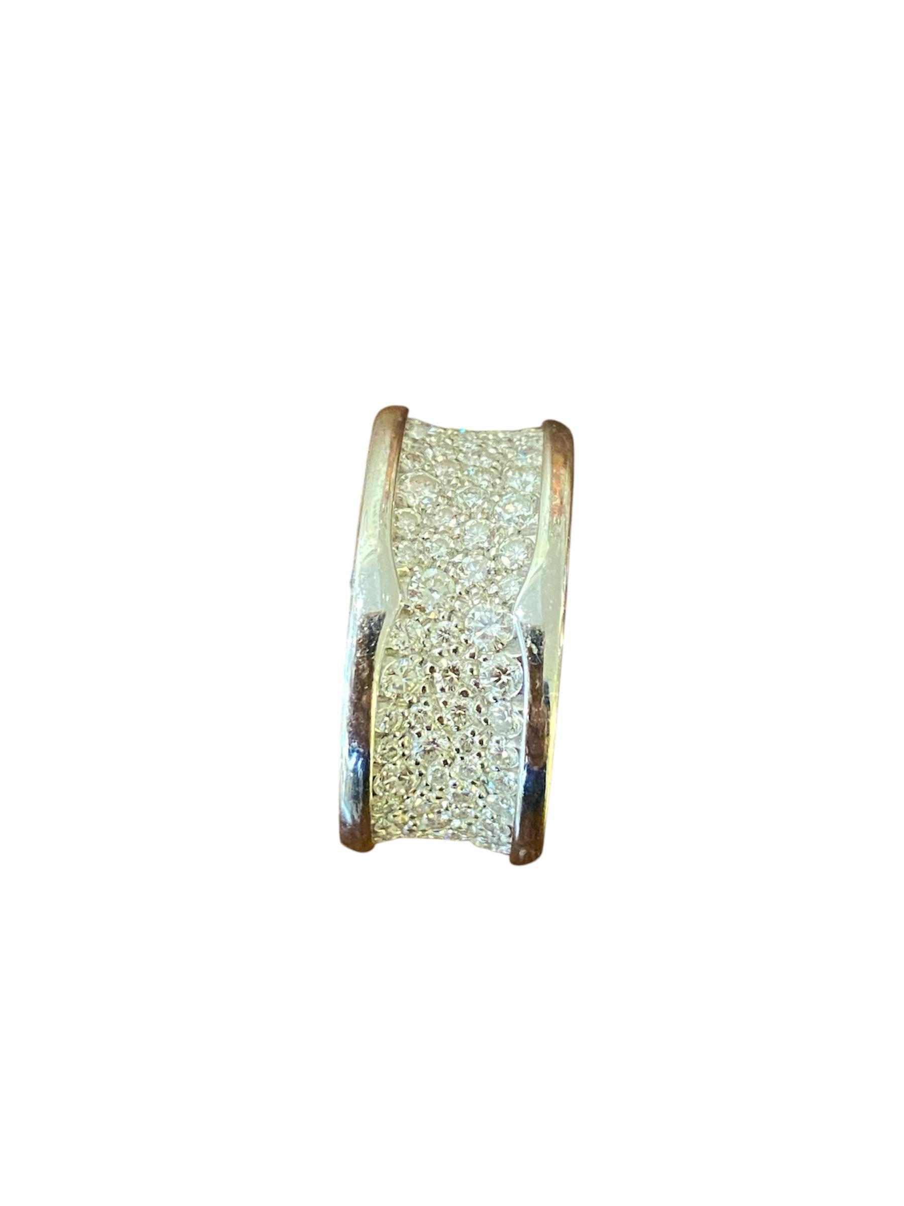 
Bulgari 18kt – 750‰ white gold ring with diamond pavé, from the B.zero1 Collection. It combines modern design with inspiration from Roman architecture. Its spiral shape symbolises new beginnings and innovation. This collection was created in 1999