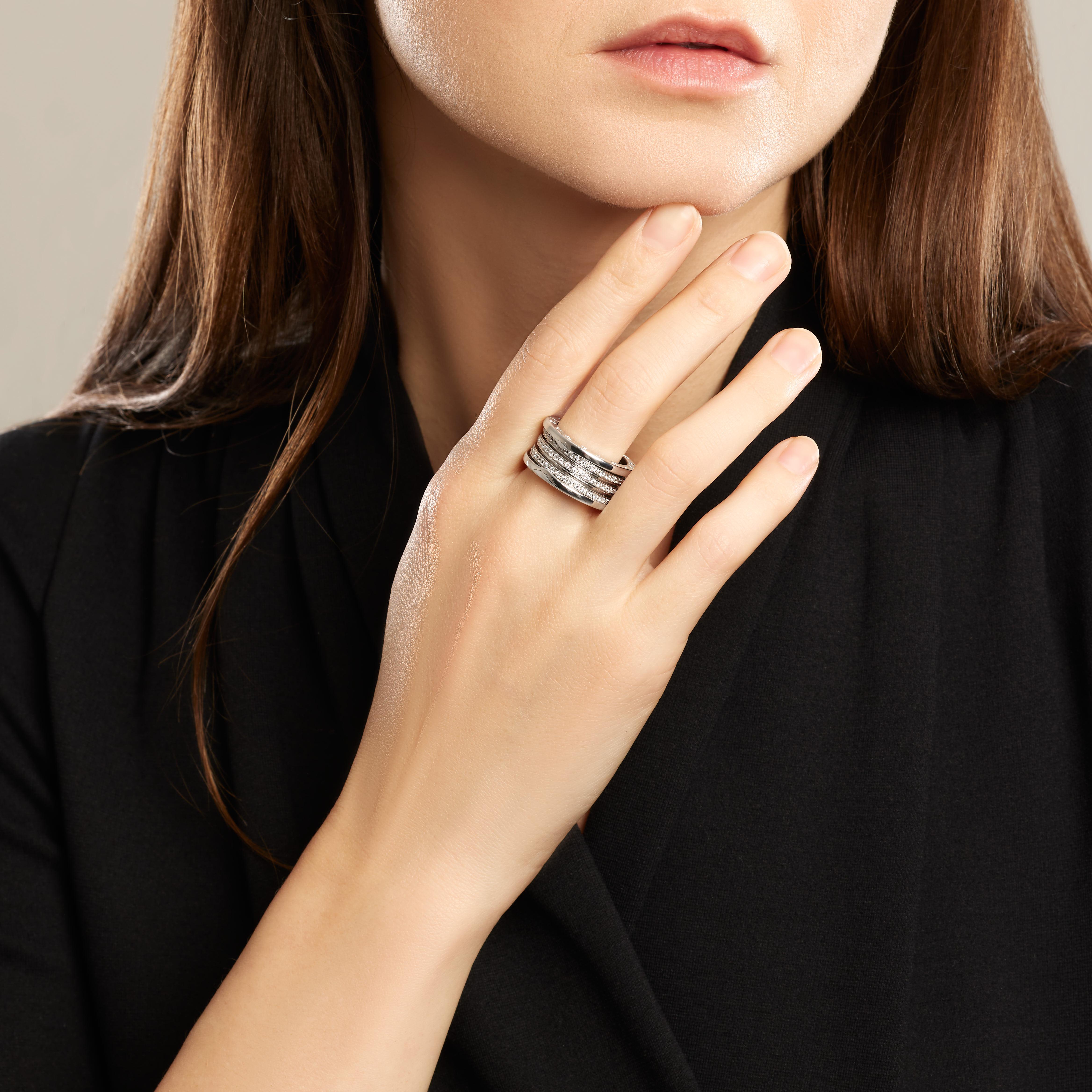 Anello BVLGARI B.Zero1 in oro bianco 18 carati e diamanti.
Condizioni: come nuovo.
Dimensione: 58.
Larghezza: 1,1 cm.
Peso del diamante: 1,30 carati.
Peso totale: 14 g.
Firma e marchio Bvlgari.
Venduto con la sua custodia Bvlgari. 