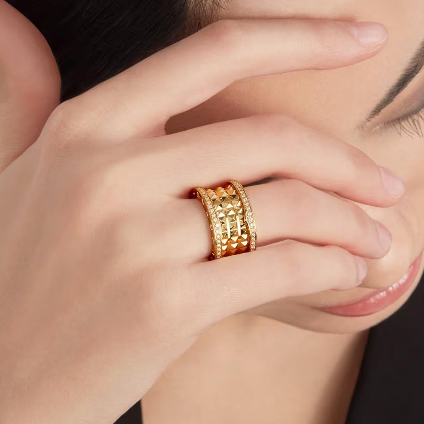Taglio rotondo Bulgari B.zero1 Rock Four-Band Studded Spiral With Pave Diamonds Ring 18K Yellow in vendita