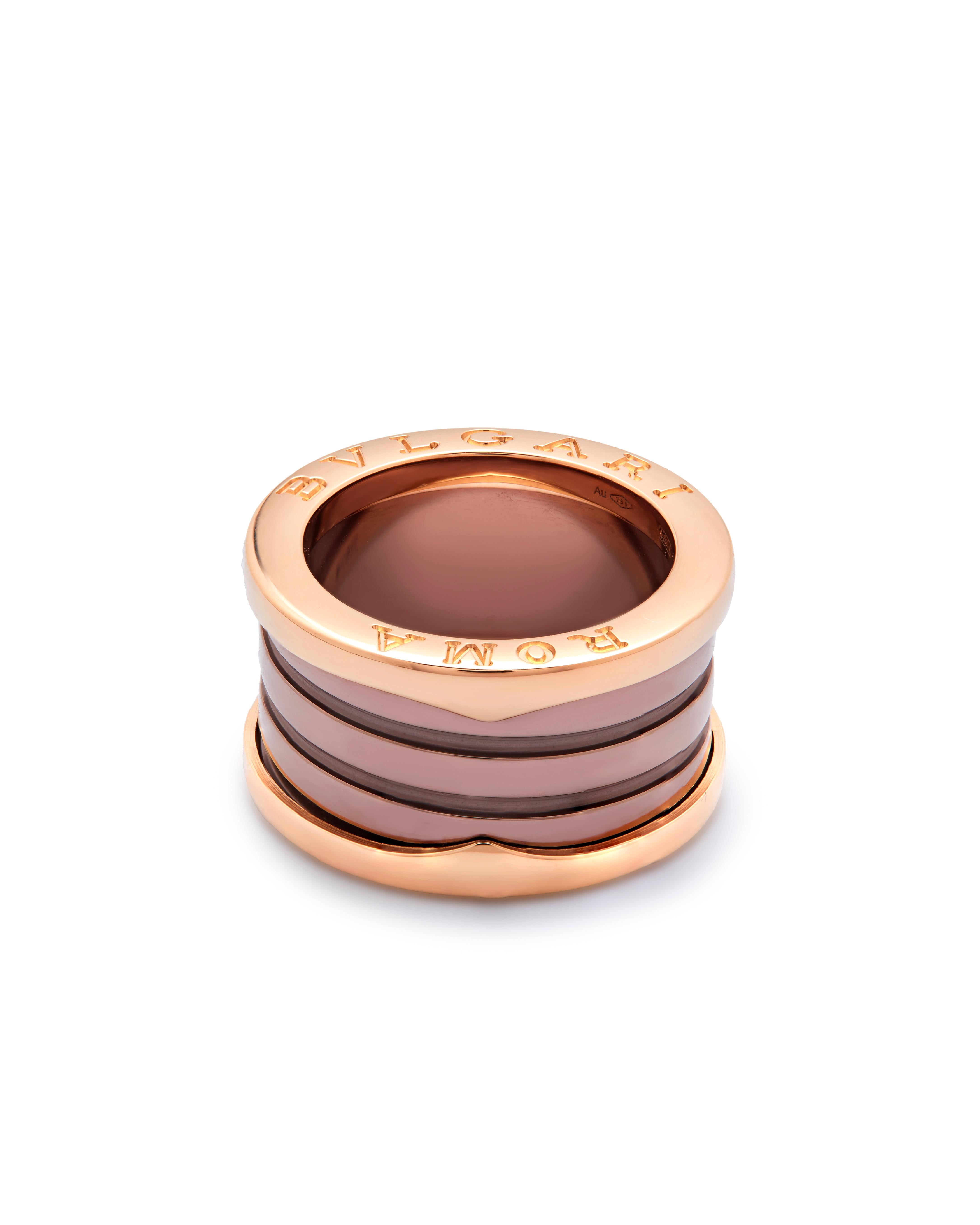 Anello Bulgari B Zero 1 in oro rosa e bronzo 

Un anello iconico che ha segnato la strada del successo di Bulgari, audace e ispirato all'architettura della città eterna di Roma.   

Descrizione: Anello Bulgari Bzerol in oro rosa e bronzo
Firmato e