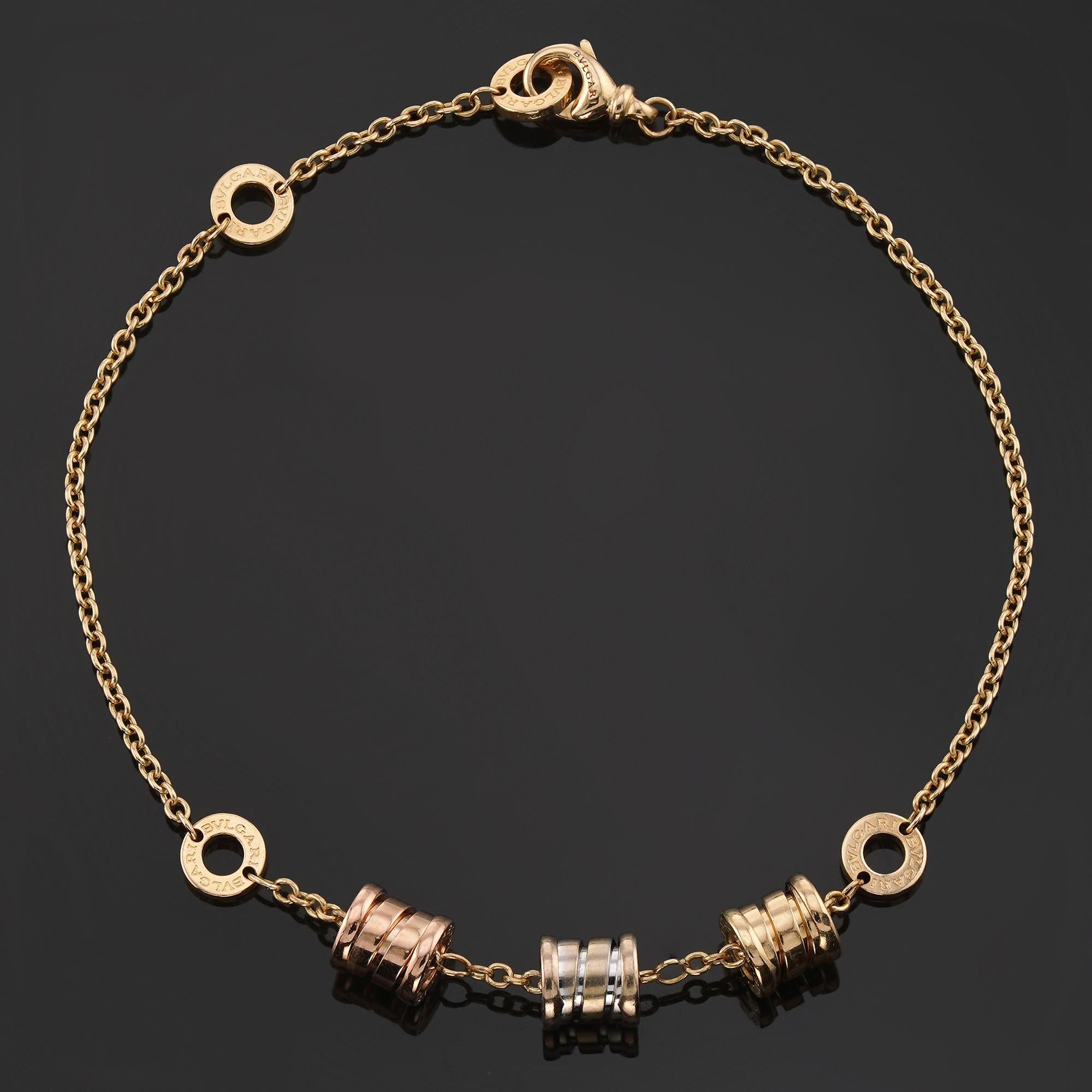 Dieses fabelhafte Armband aus der kultigen B.zero1 Kollektion von Bulgari ist aus 18 Karat Gelbgold gefertigt und mit einem BULGARI-Rondell aus 18 Karat Weiß-, Gelb- und Roségold verziert. Hergestellt in Italien in den 2010er Jahren. Abmessungen: