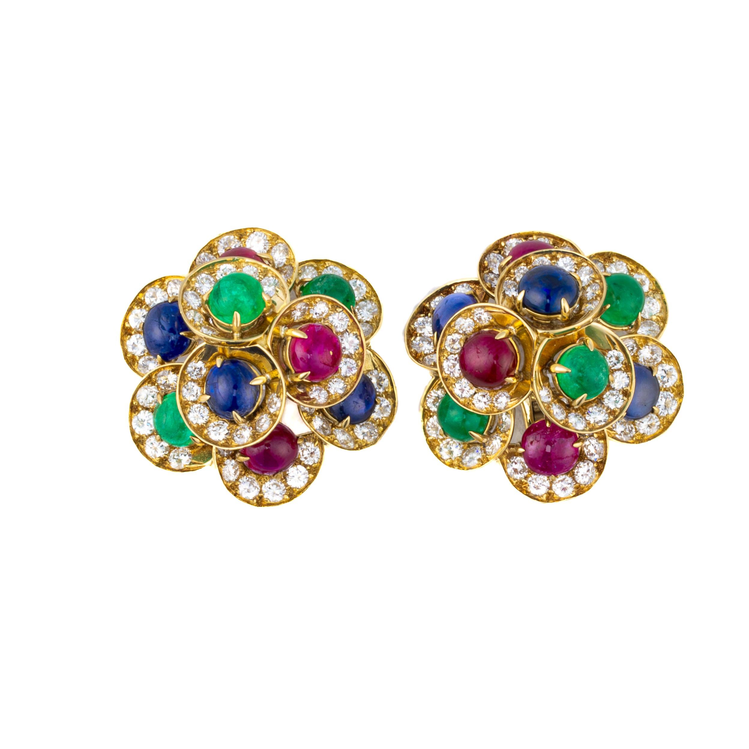 Bulgari - Boucles d'oreilles et broche en rubis, saphir et émeraude cabochon

Description :
Cet ensemble vibrant et luxueux de Bulgari comprend une paire de boucles d'oreilles florales et une broche assortie, chacune réalisée en or jaune 18 carats