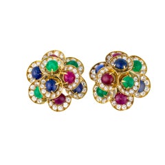 Set di orecchini e spilla Bulgari con rubino, zaffiro e smeraldo cabochon