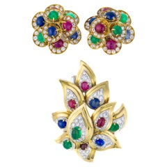 Bulgari - Boucles d'oreilles et broche en rubis, saphir et émeraude cabochon