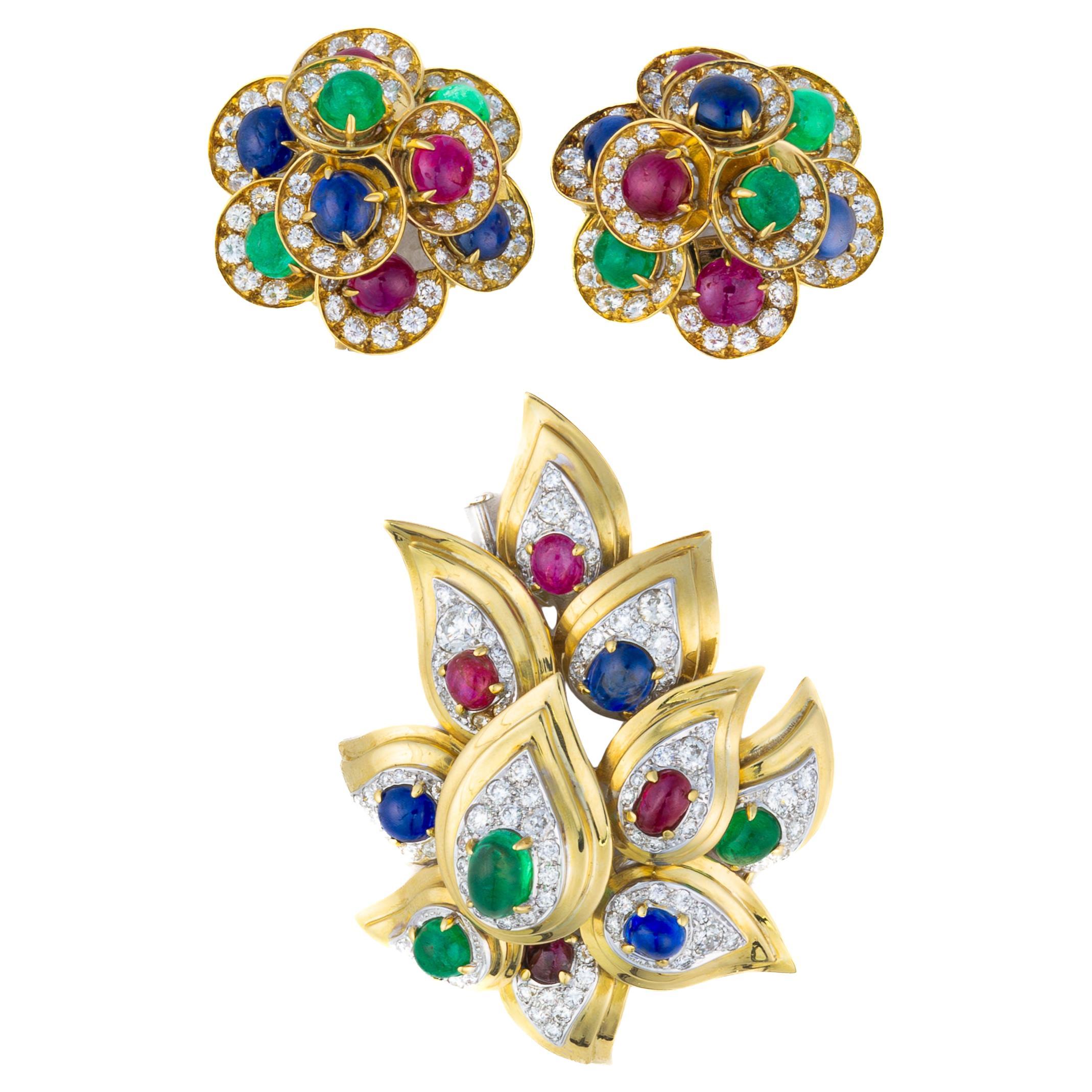 Bulgari - Boucles d'oreilles et broche en rubis, saphir et émeraude cabochon