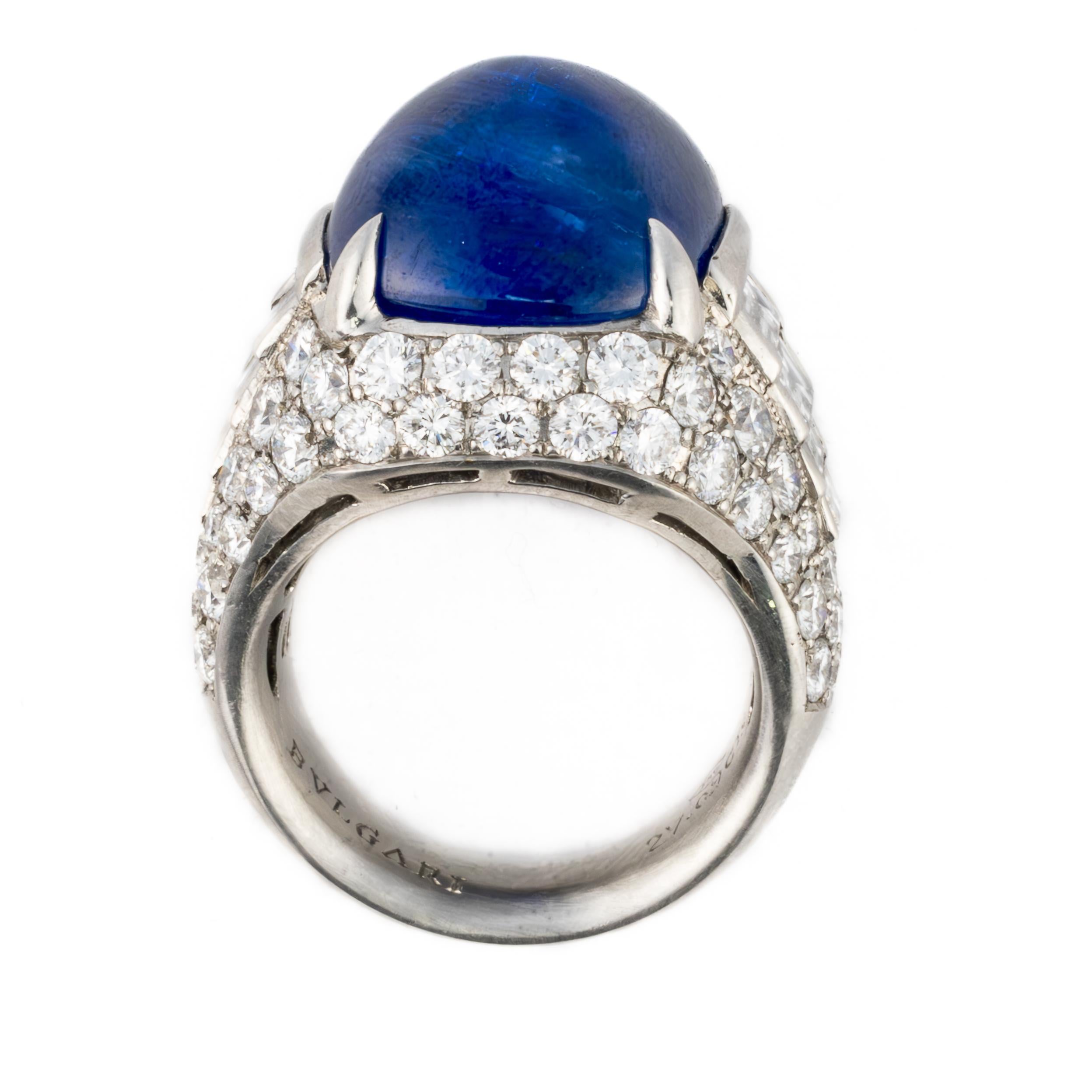 Bulgari Cabochon Saphir und Diamant Ring

Dieser außergewöhnliche Ring ist mit einem auffälligen Cabochon-Saphir von 27,09 Karat besetzt. Der prächtige Edelstein ist sicher in einer Fassung aus 18 Karat Weißgold gefasst und wird durch eine Reihe von