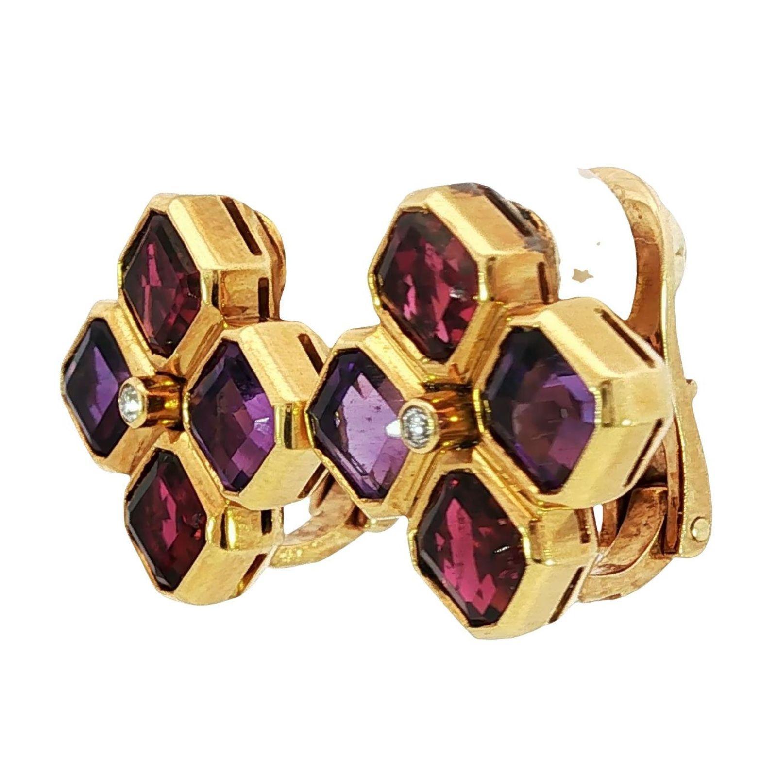 Bulgari Boucles d'oreilles Carrs Améthyste Tourmaline Clip-ons Or jaune 18K

Réalisées par Bvlgari en or jaune 18 carats, ces boucles d'oreilles à clip présentent un motif géométrique audacieux. Chaque boucle d'oreille présente un arrangement précis