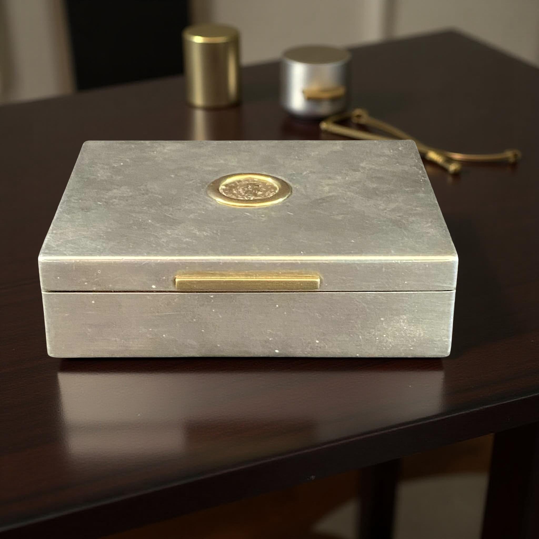 Mid-Century Modern Coffret Bulgari en argent sterling et encadrements en or 18 carats avec pièce de monnaie romaine, Italie, années 1970 en vente