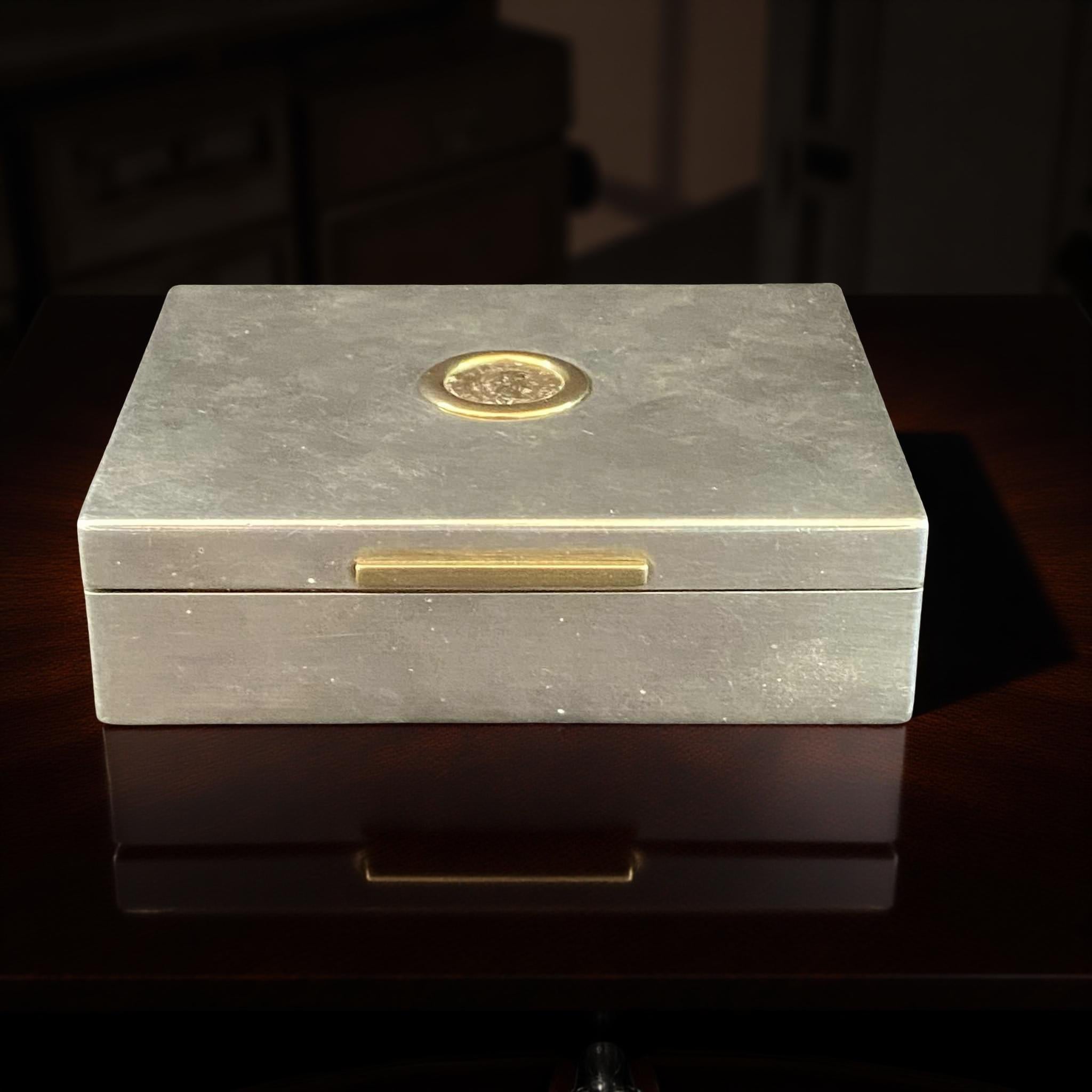 italien Coffret Bulgari en argent sterling et encadrements en or 18 carats avec pièce de monnaie romaine, Italie, années 1970 en vente