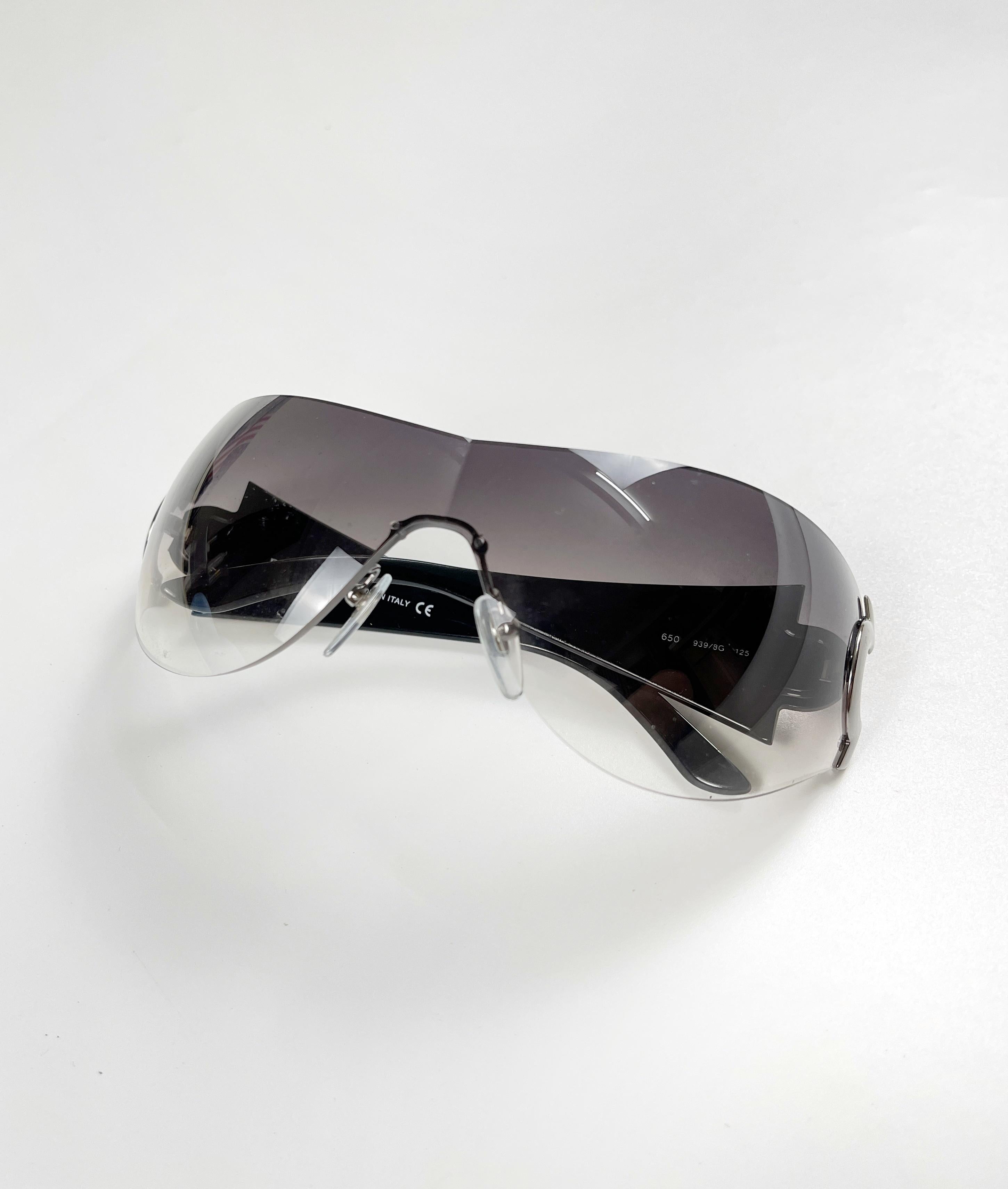 Sonnenbrille des italienischen Luxus-Modehauses Bvlgari.

Die Sonnenbrille ist in neuem Zustand.

Zustand: Neu, ohne Tags.

Größe: Eine Größe für alle 

Wenn Sie Fragen zu Anfragen haben, senden Sie uns bitte eine direkte Nachricht.

