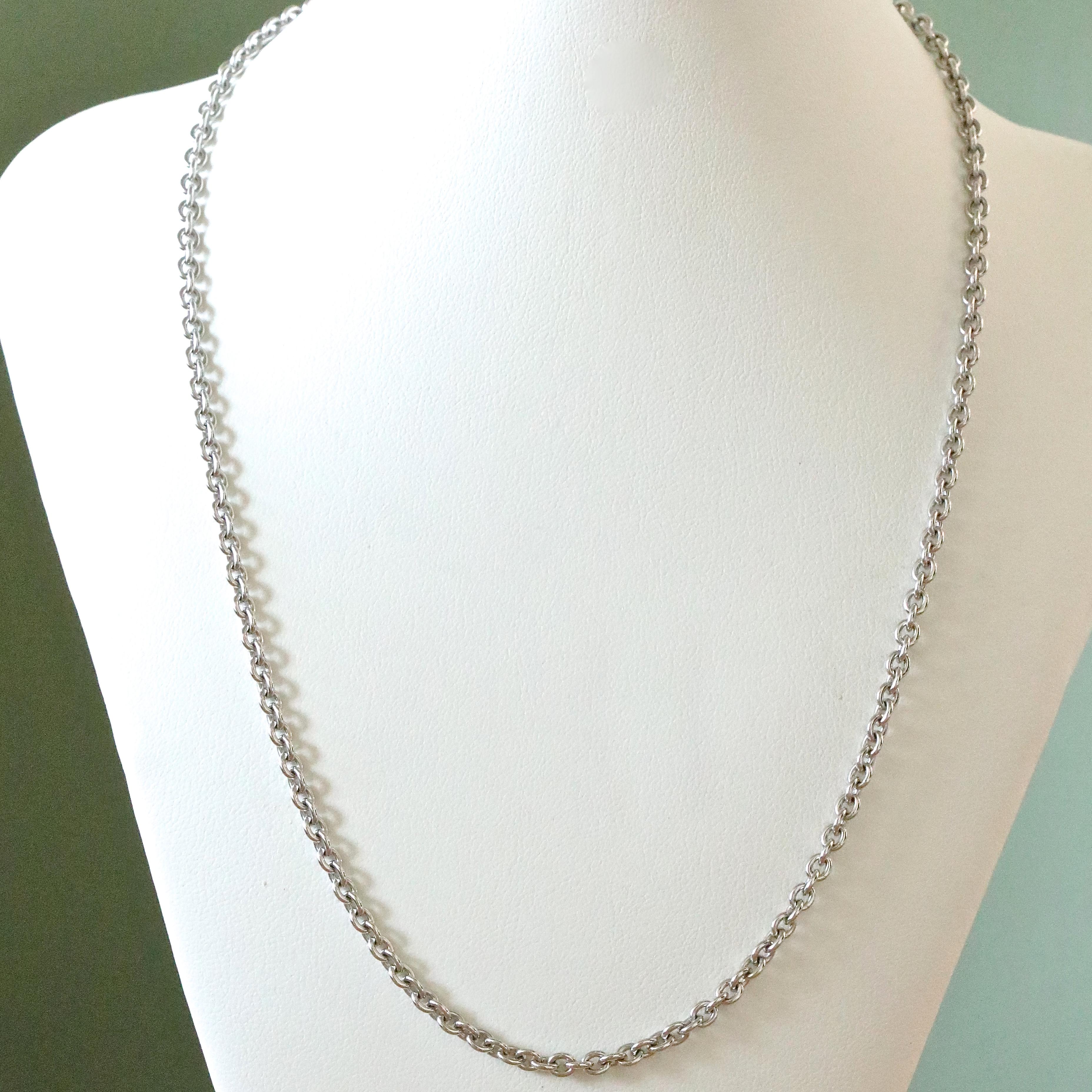 Classic and timeless, this Bulgari necklace from the Catene collection is a perfect everyday accessory. Wear it with jeans and sweater or a beautiful evening dress; you will not go wrong. The 18k white gold necklace length is 16 inches.

Flawless