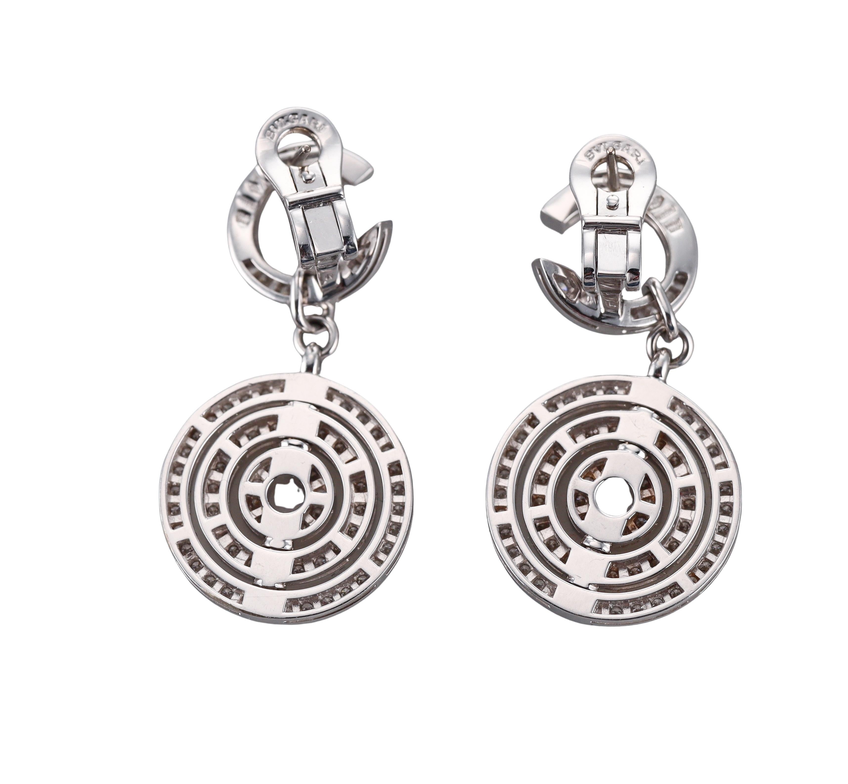 Une paire de boucles d'oreilles Cerchi Astral en or blanc 18 carats de Bulgari, avec environ 1,80ctw G/VS diamants.
Les boucles d'oreilles mesurent 41 mm de long et 21 mm de large.
Marqué : Bvlgari, 750, fabriqué en Italie, marque italienne.
Poids