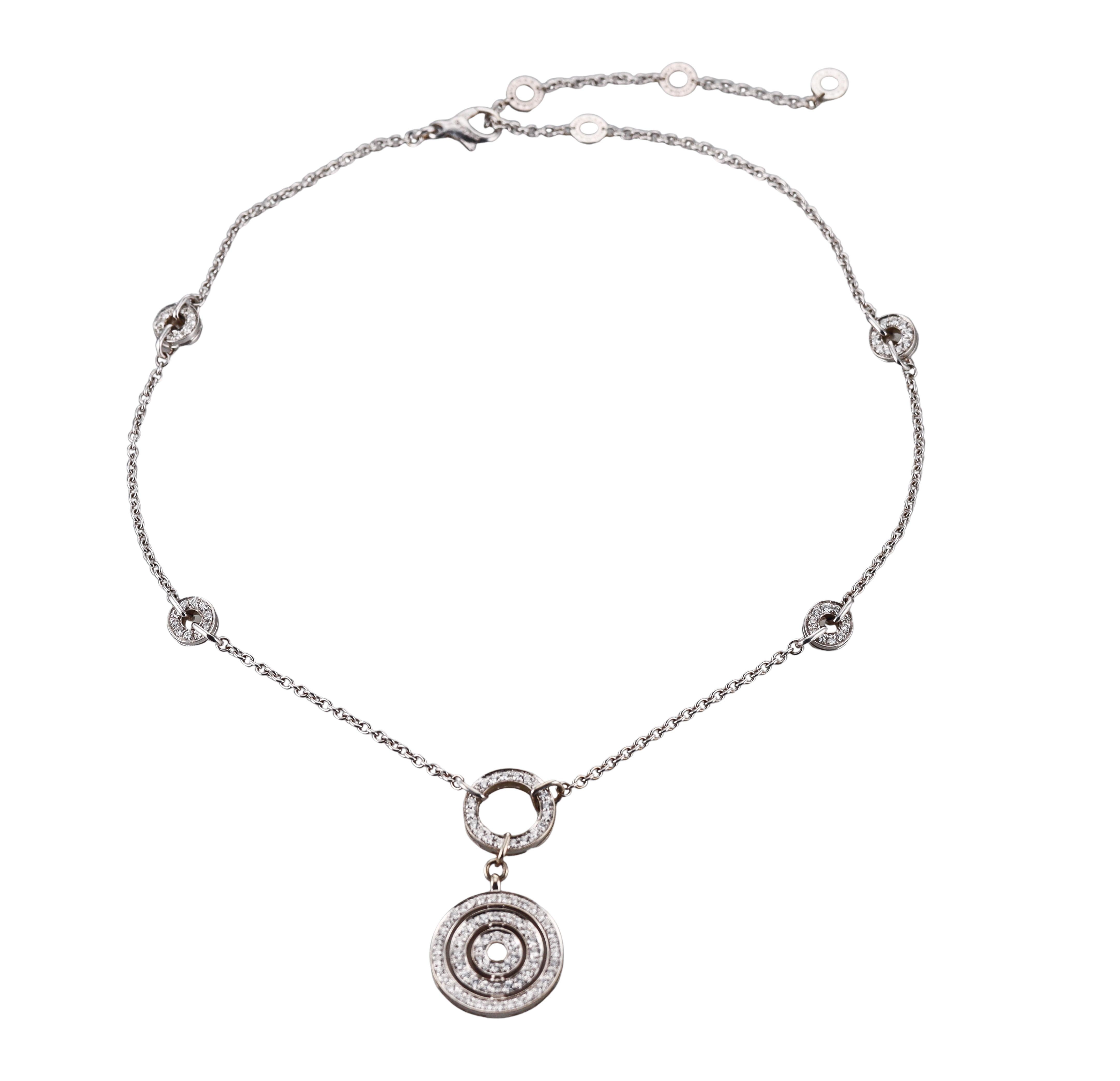 Collana Astral Cerchi in oro bianco 18 carati di Bulgari, impreziosita da circa 1,40 carati di diamanti G/VS.
La collana è lunga 18,5