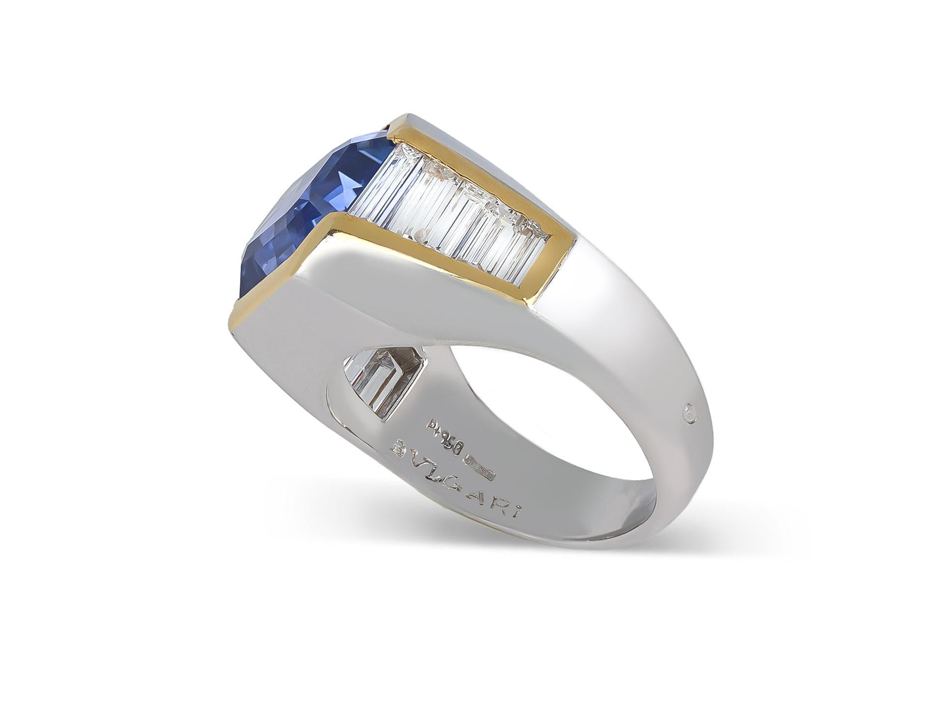 Taglio smeraldo Anello Bulgari con zaffiro Ceylon e diamanti trombino, circa anni '70. in vendita