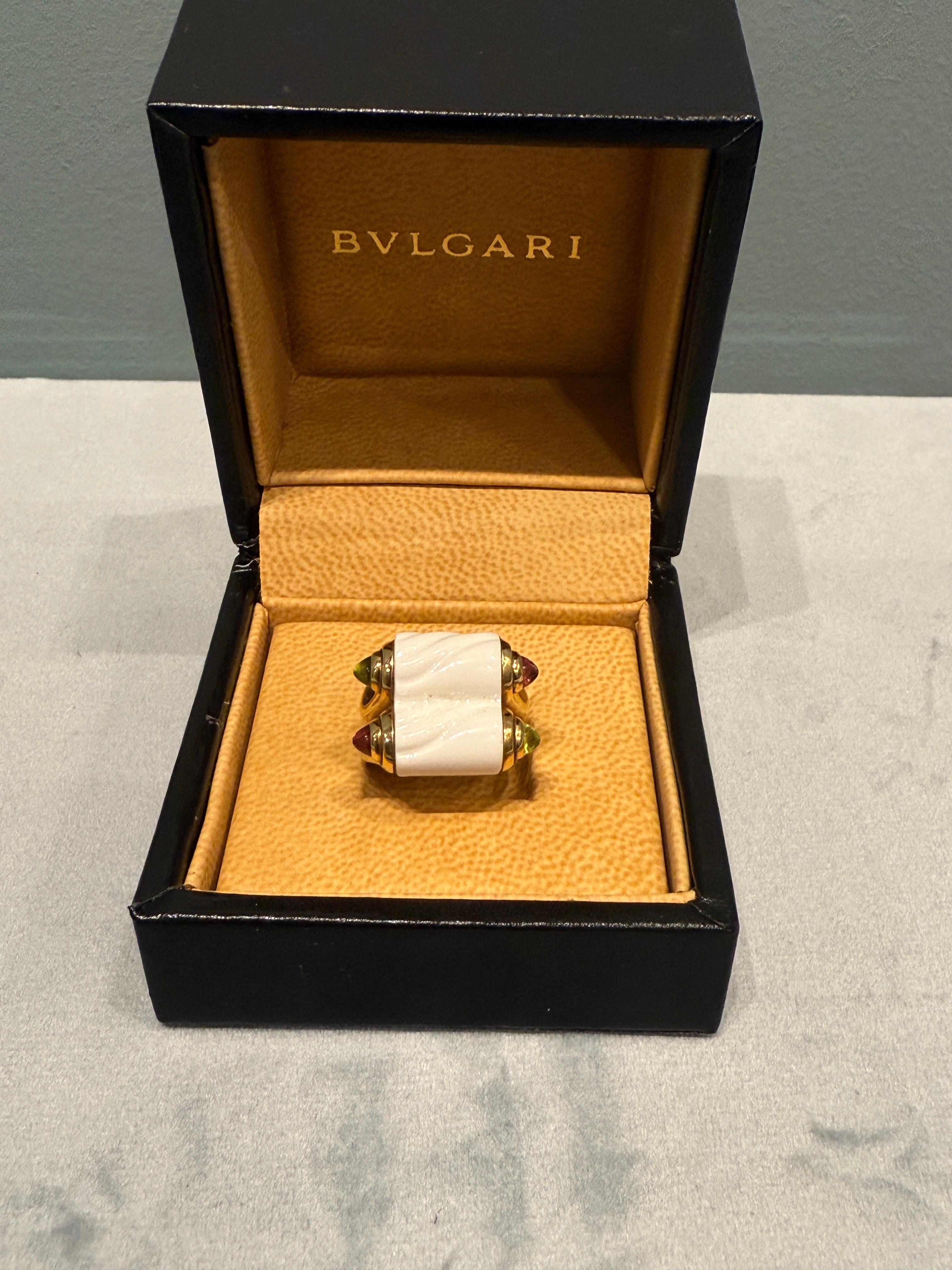 Une bague de cocktail Chandra conçue par Bvlgari.

Il s'agit d'une magnifique bague de cocktail de la collection Chandra, créée à Alessandria en Italie par la maison de joaillerie Bvlgari. Cette bague emblématique a été fabriquée en or jaune massif
