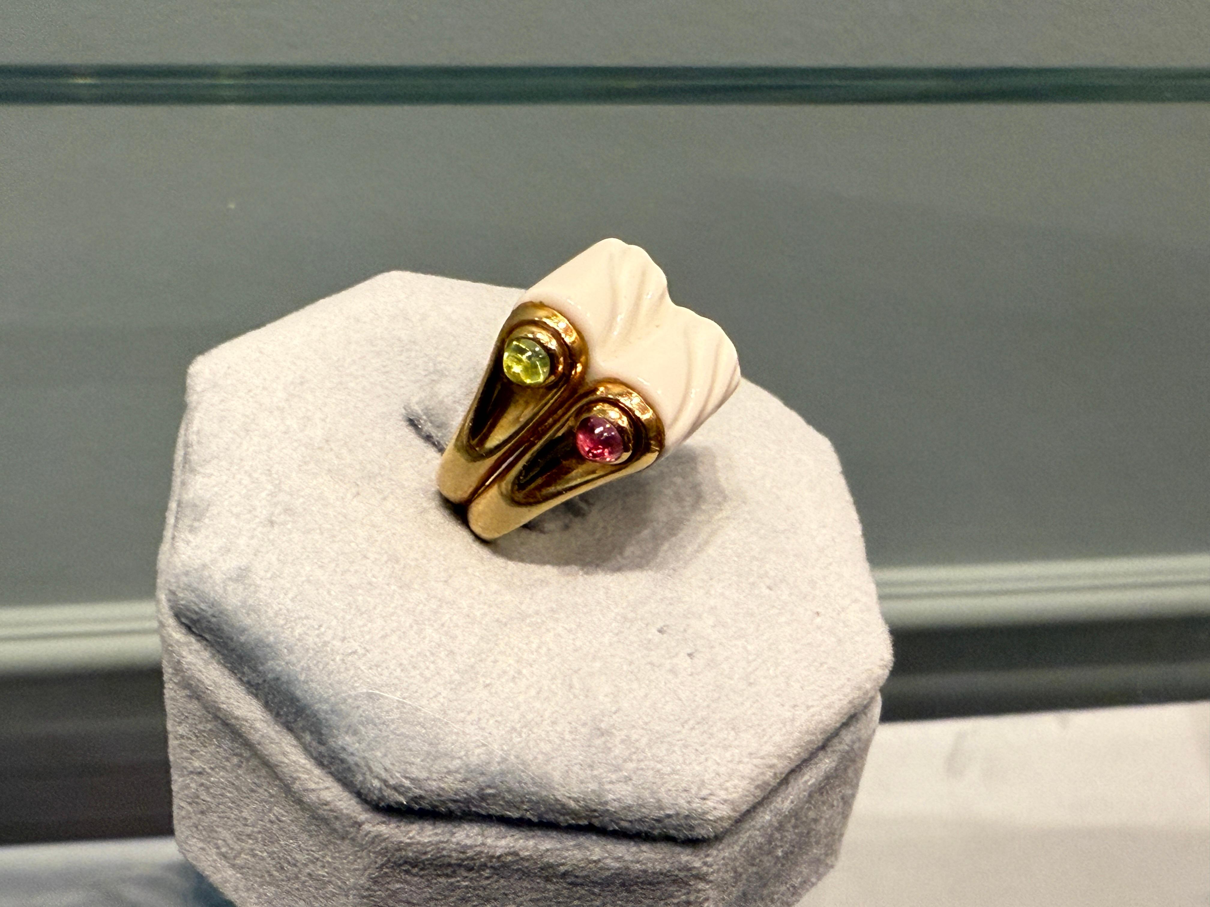 Taille cabochon Bulgari collection Chandra, bague en or jaune 18 carats, tourmalines et péridots en vente