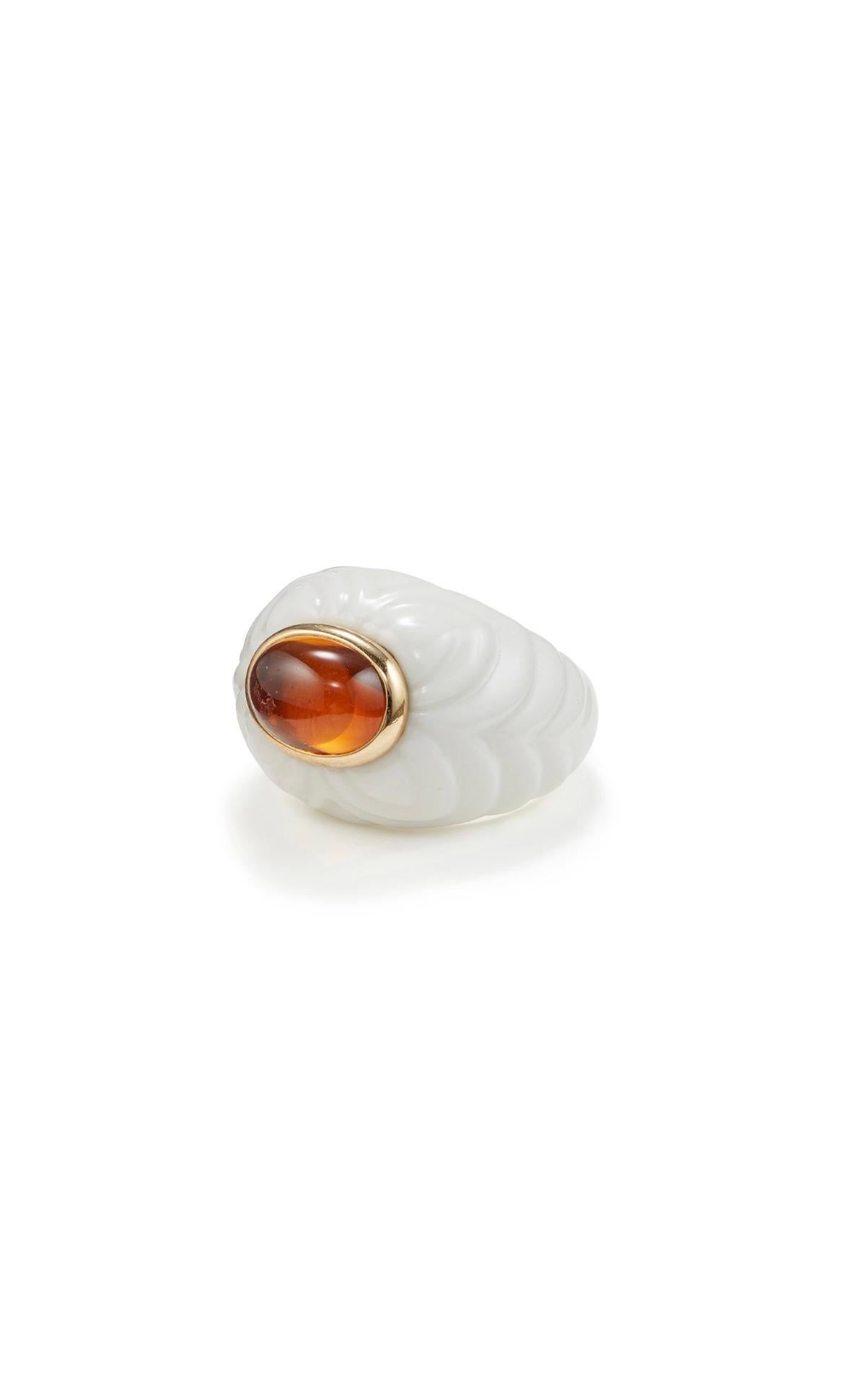 A beautiful ring in 18kt yellow gold and white porcelain, set with one natural Citrine Cabochon cut. Signed Bulgari, from the “Chandra” collection, Made in Italy, circa 1990.
Designed as a series of part textured porcelain spheres depicting a