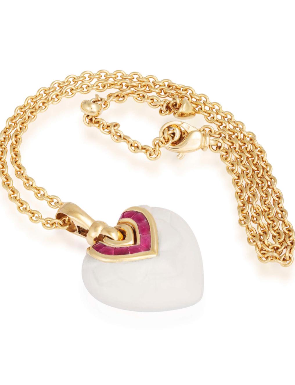 A beautiful pendant on chain in 18 k yellow gold and white porcelain by Bulgari. from the very collectible “Chandra” collection, Made in Italy, circa 1990.
Designed as a series of part textured porcelain spheres, the heart-shaped white ceramic