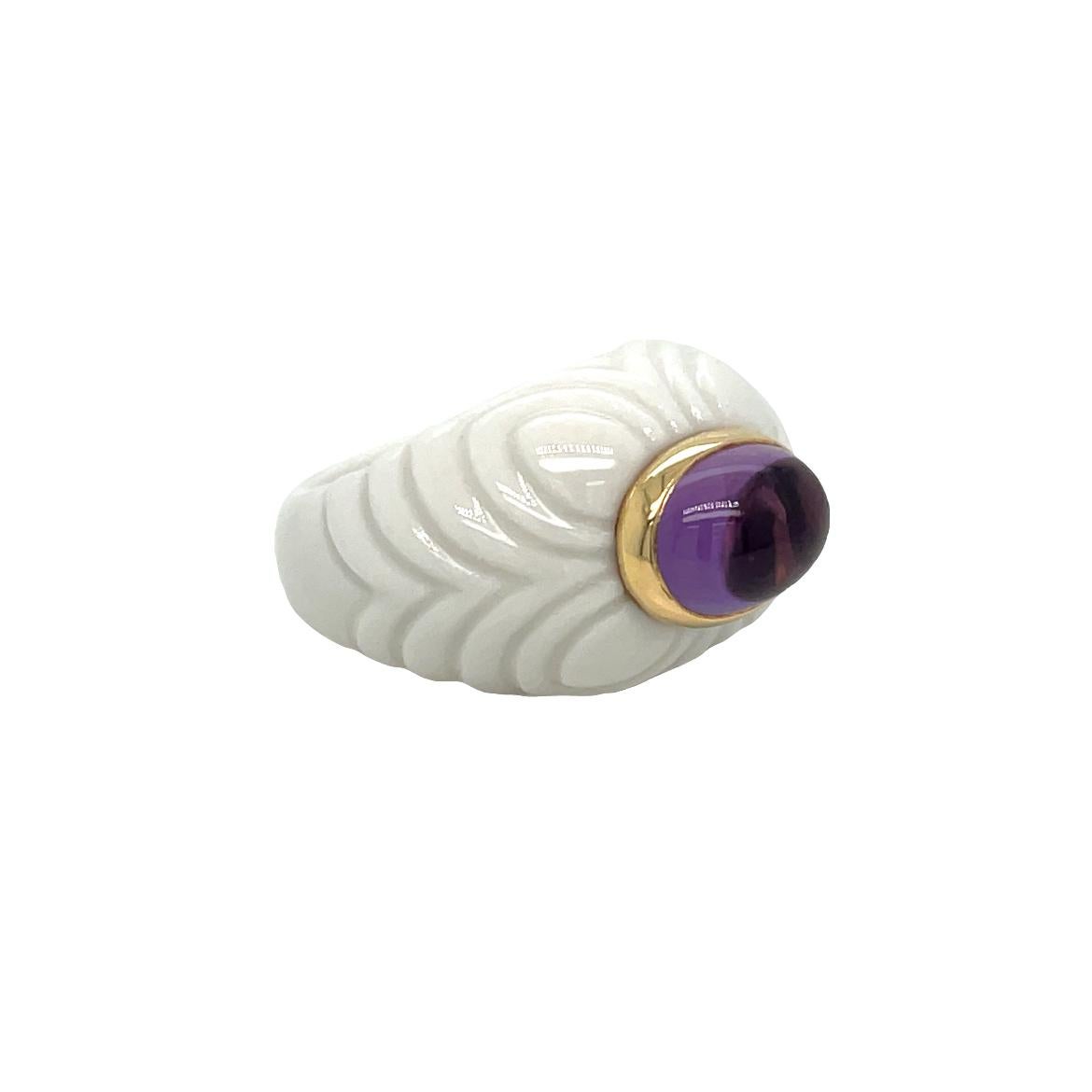 A beautiful ring in 18kt yellow gold and white porcelain, set with one natural Tourmaline Cabochon cut. Signed Bulgari, from the “Chandra” collection, Made in Italy, circa 1990.
Designed as a series of part textured porcelain spheres depicting a