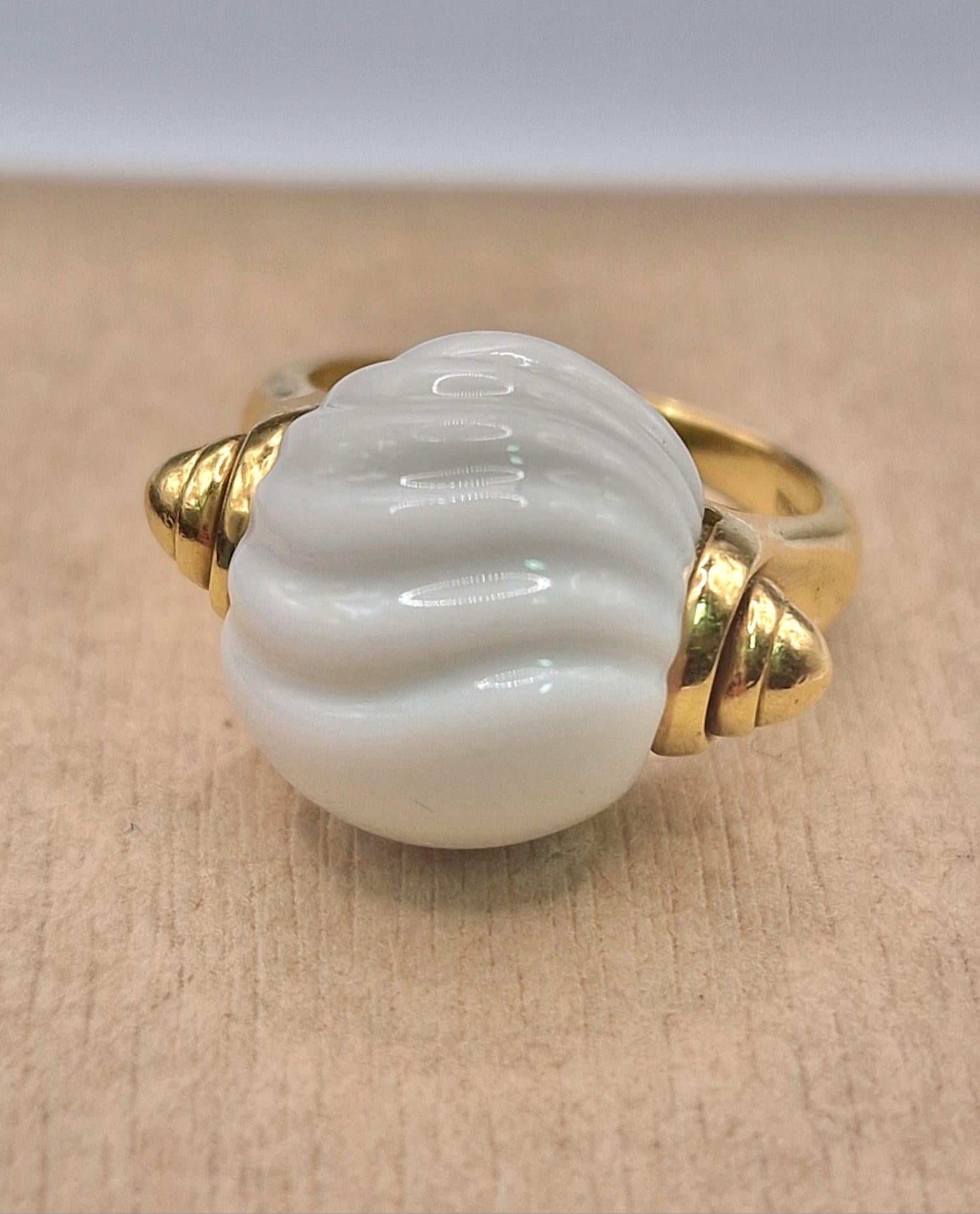 Bague Bulgari Chandra en or jaune 18kt et porcelaine blanche, Circa 1990 Excellent état - En vente à Napoli, NA