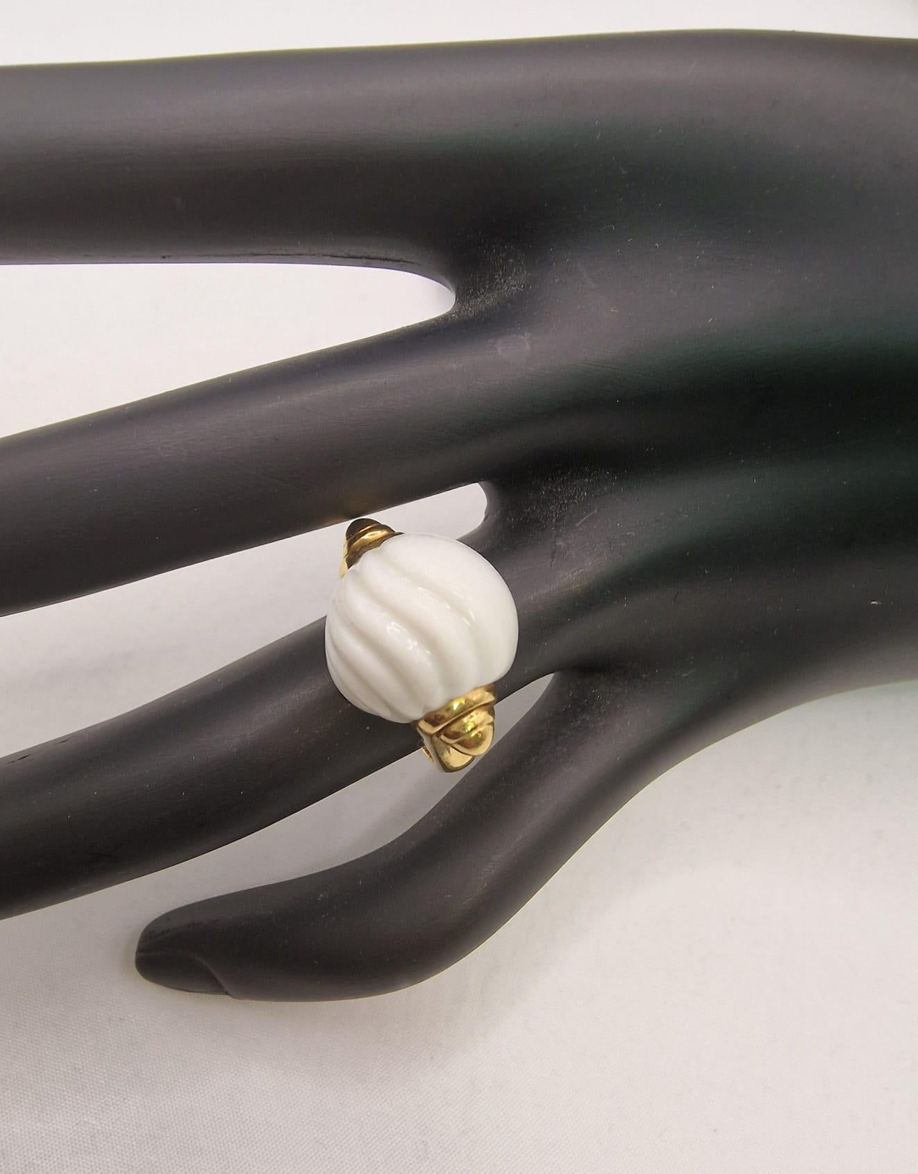 Bague Bulgari Chandra en or jaune 18kt et porcelaine blanche, Circa 1990 Unisexe en vente