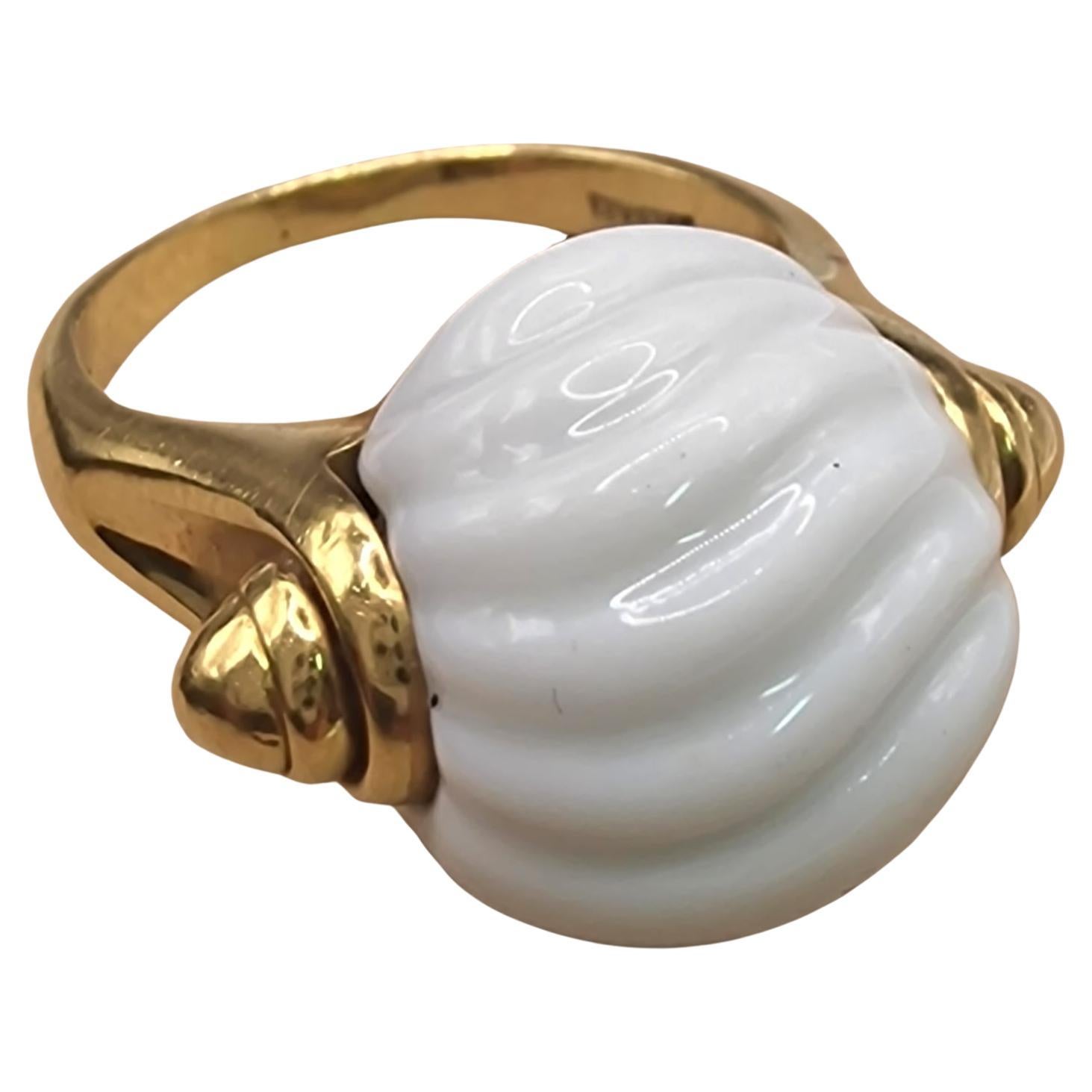 Bague Bulgari Chandra en or jaune 18kt et porcelaine blanche, Circa 1990 en vente