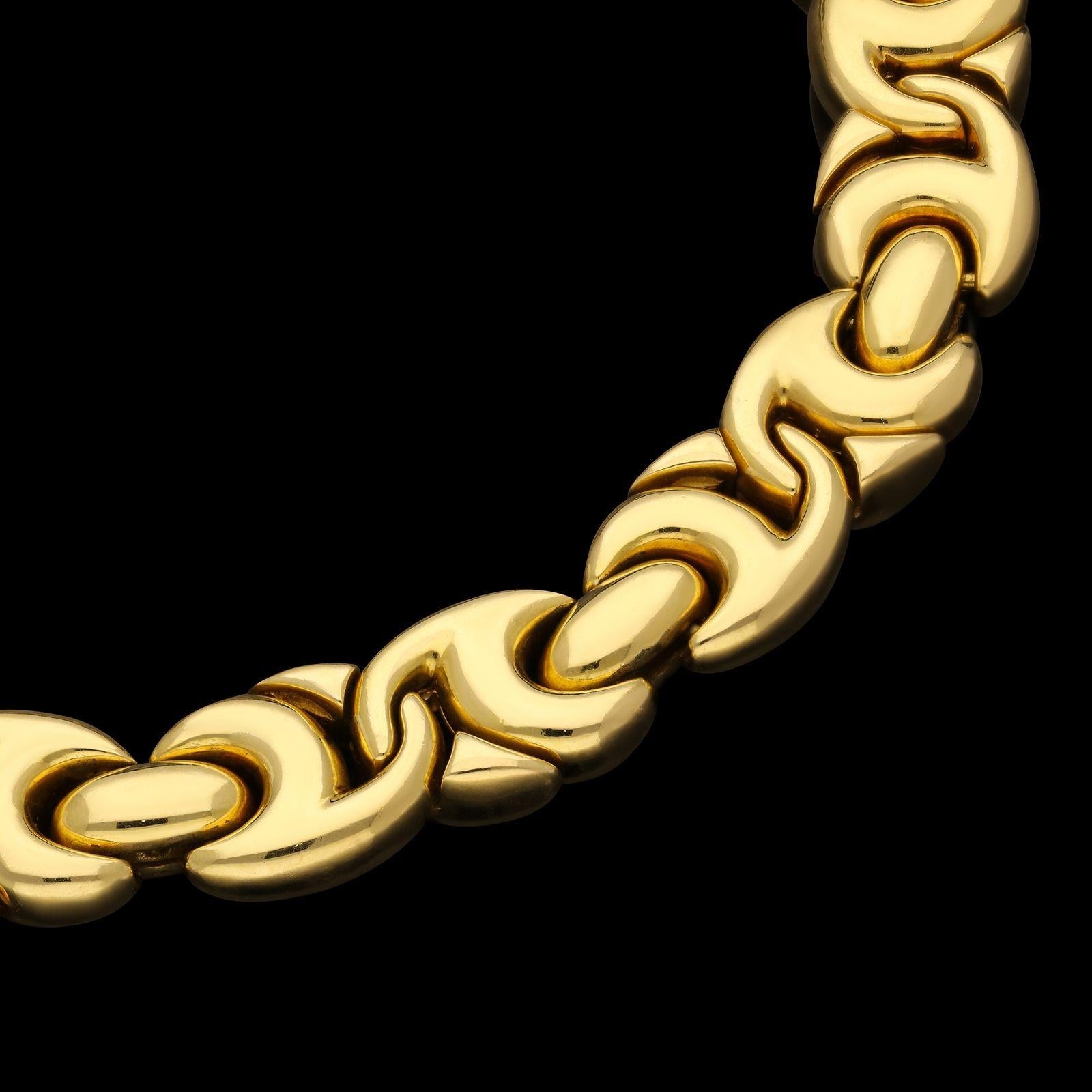 Eine stilvolle und schwere goldene Halskette von Bulgari aus den 1980er Jahren. Die Kette besteht aus ovalen, ausgeschnittenen, gewölbten Gliedern mit feiner Gliederung und einem verdeckten Verschluss, sie sitzt um den Hals in einem klobigen