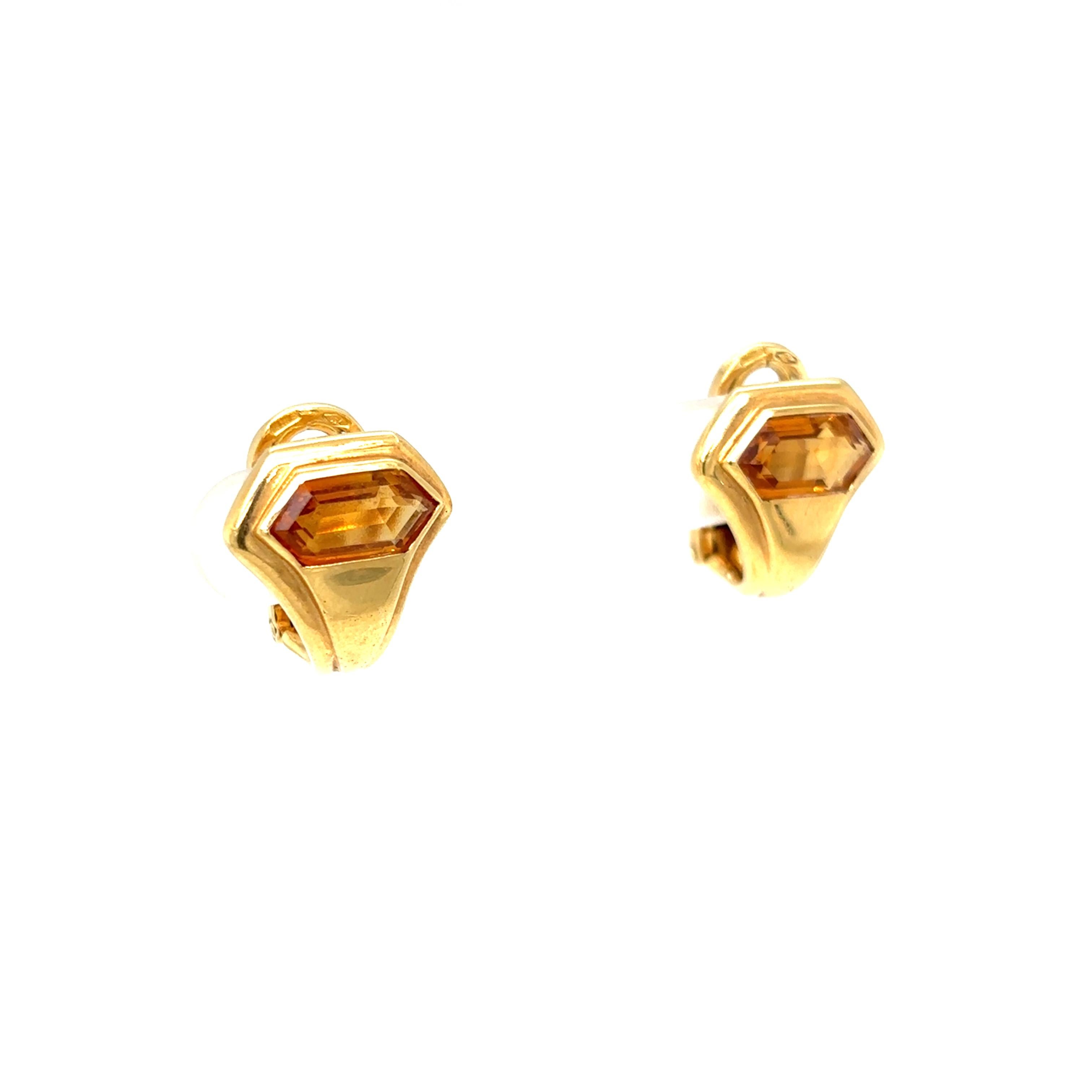 Classic Bulgari design for these vintage earrings, designed and made in Italy in solid 18k yellow gold, they feature 2 vivid Citrine. Made in Italy, circa 1980

Has a total weight of 9,3 grams.


Stamped, with the maker's mark, the Italian gold