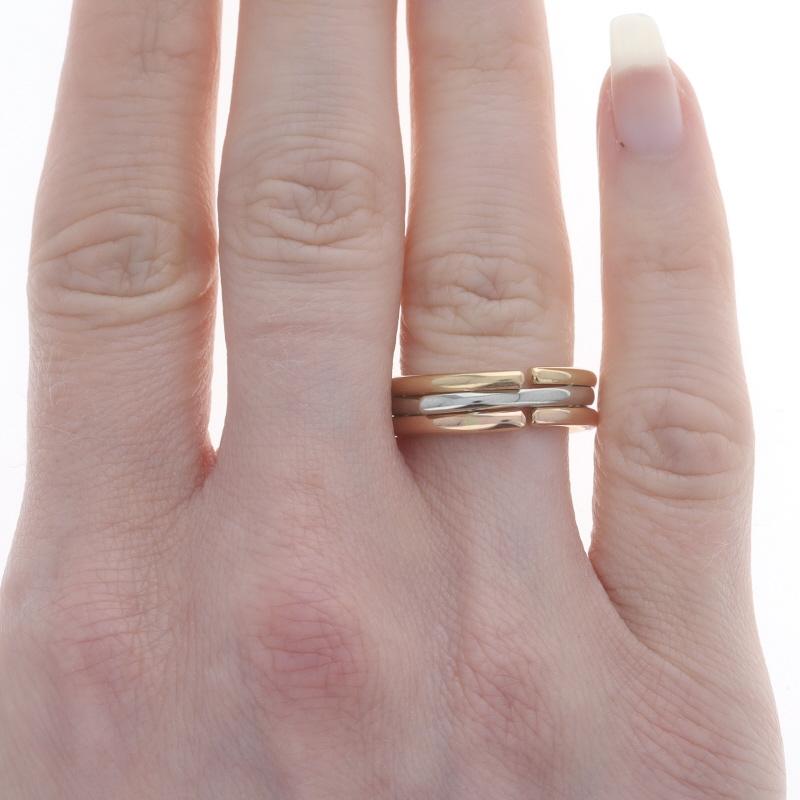 Größe: 8 3/4

Marke: Bulgari
Design/One: Zusammenklappbares dreifarbiges Band

Metallgehalt: 14k Gelbgold, 14k Weißgold, & 14k Roségold

Stil: Statement-Band

Messungen
Höhe der Oberfläche (von Norden nach Süden): 1/4