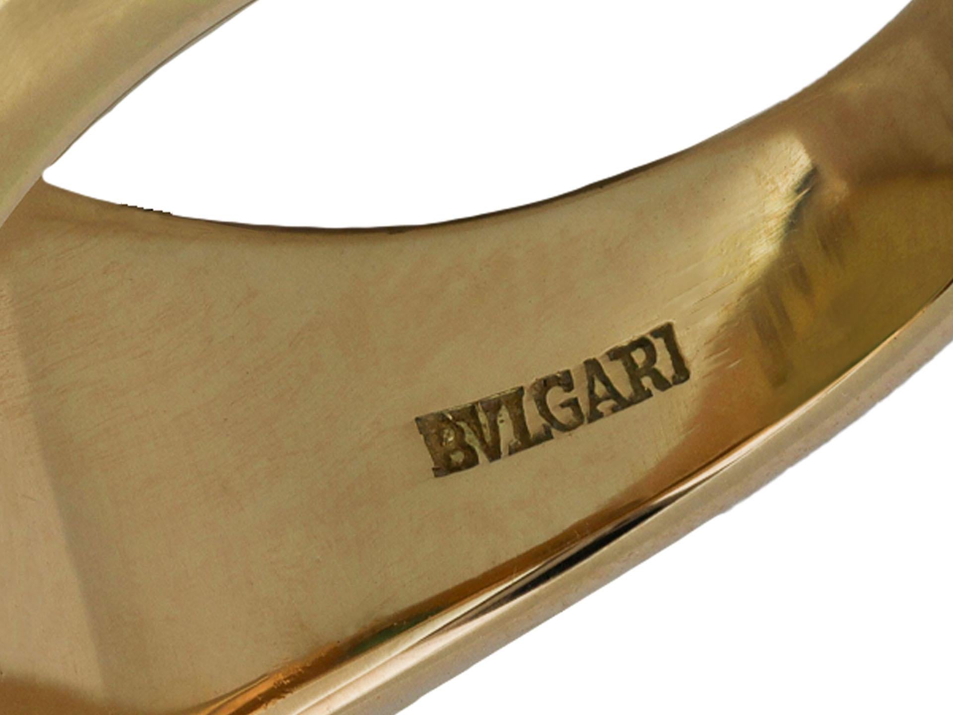 Cabochon Anello con smeraldo colombiano di Bulgari, 1970 circa. in vendita