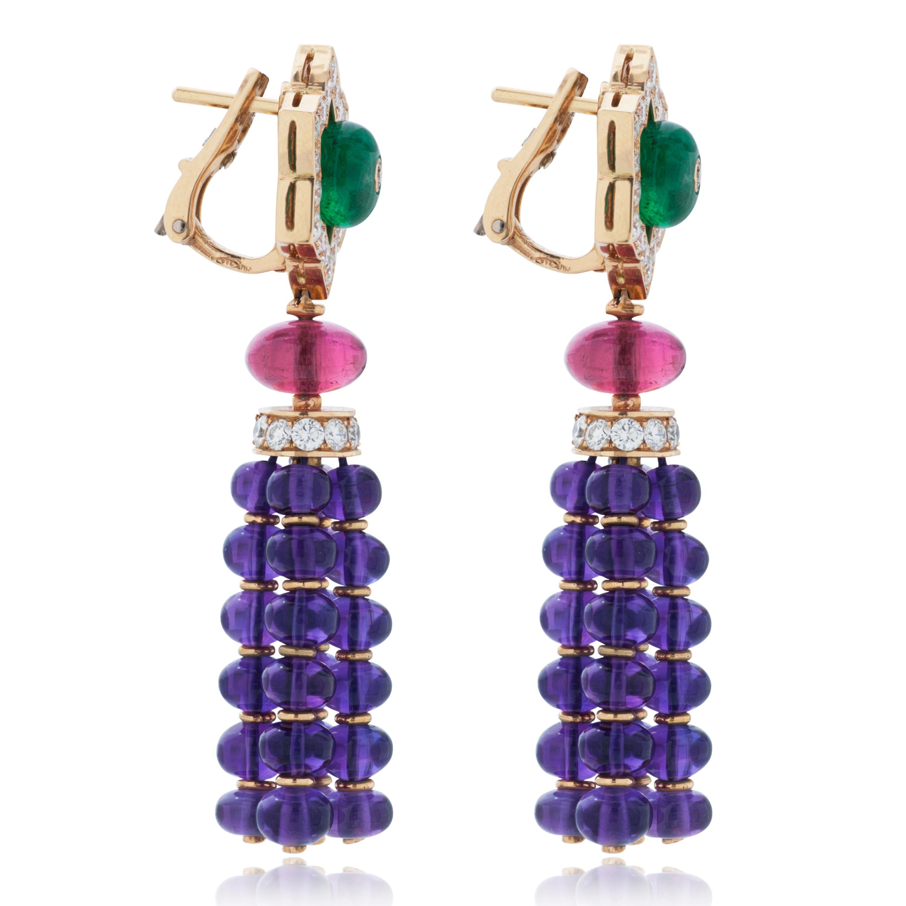 Diese Bulgari Color Treasures Sammlung Multi-Edelstein hängenden Quaste Ohrringe verfügen über Blickfang Smaragd, rosa Turmalin und Amethyst Perlen, sowie 58 runde Diamanten im Brillantschliff von insgesamt etwa 2,00 Karat mit E-F Farbe und VS