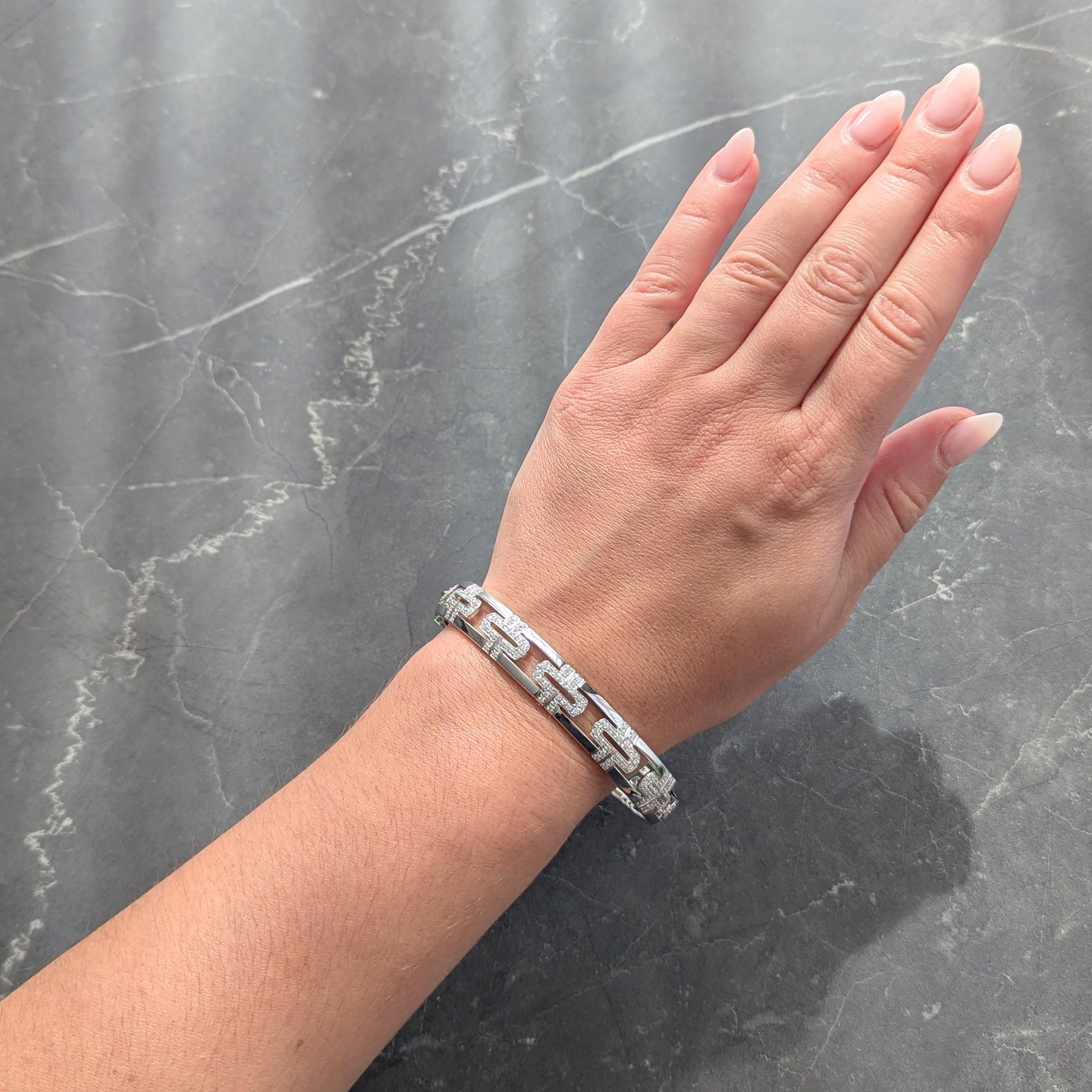 Braccialetto in oro bianco con motivi Parentesi traforati, completamente intorno.
Ciascuna perla è ornata da diamanti rotondi taglio brillante che la circondano completamente.
Peso totale di circa 3,60 carati - colore G con purezza VS2
Accentuato da