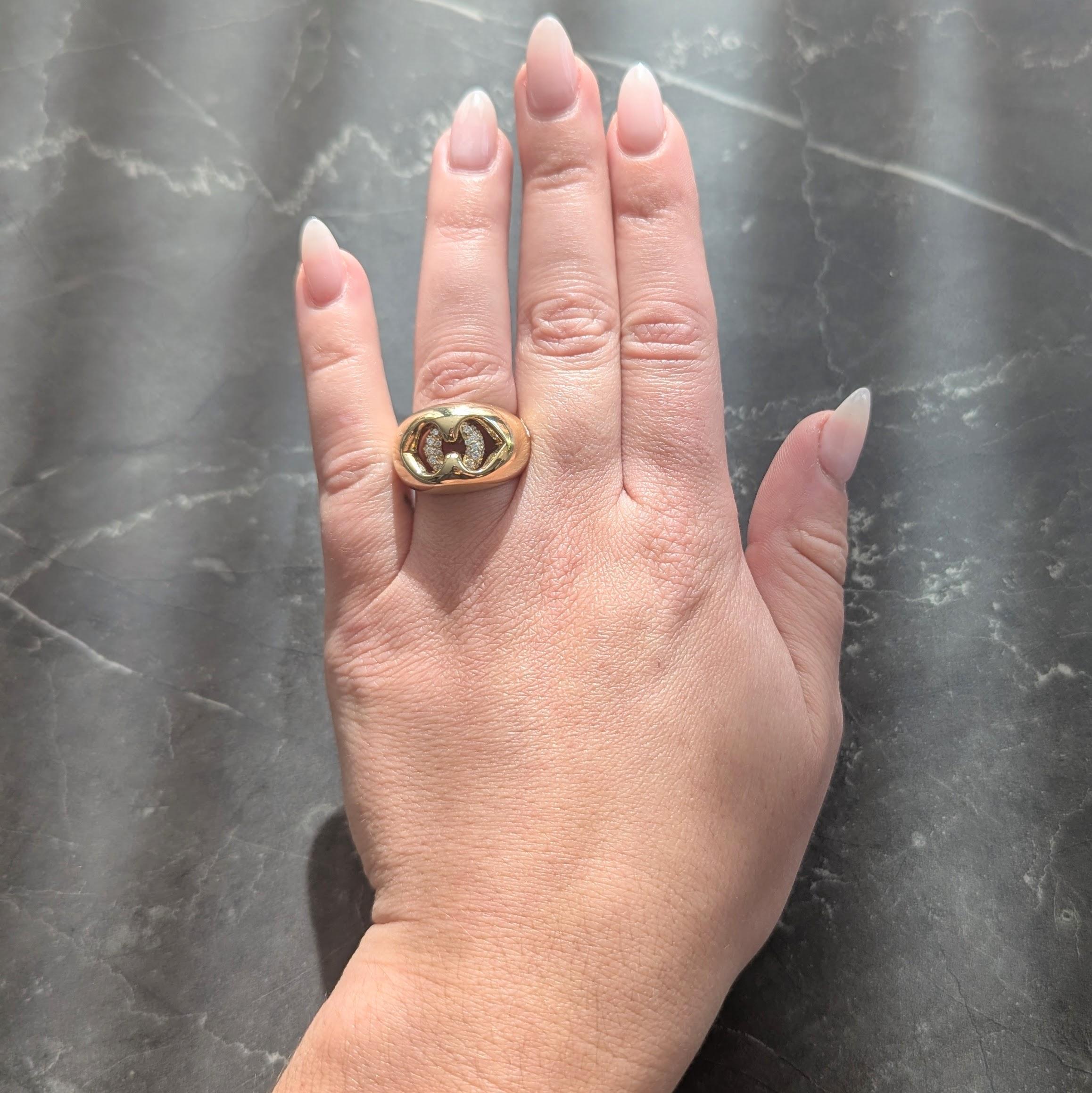 Design/One est une forme bombée avec un centre percé.
Formé comme une forme de châtaigne signature avec un anneau central
Pavé serti de diamants ronds de taille brillant
D'un poids total d'environ 0,20 carat
Couleur F/G et clarté VS
Finition